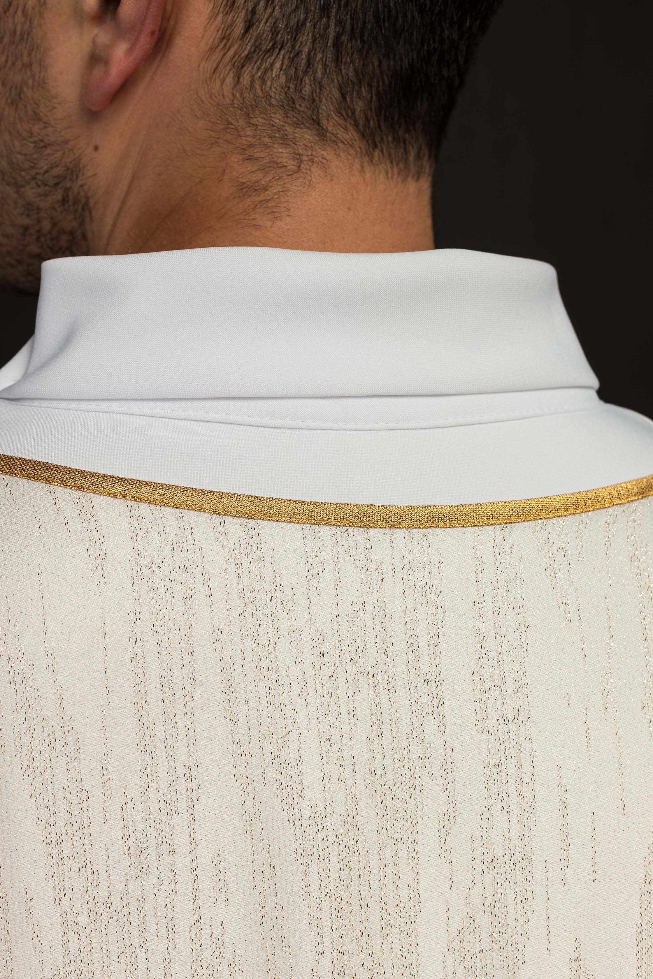 Casula creme com bordado dos 4 Evangelistas em tecido ornamentado - chasubles.com.br