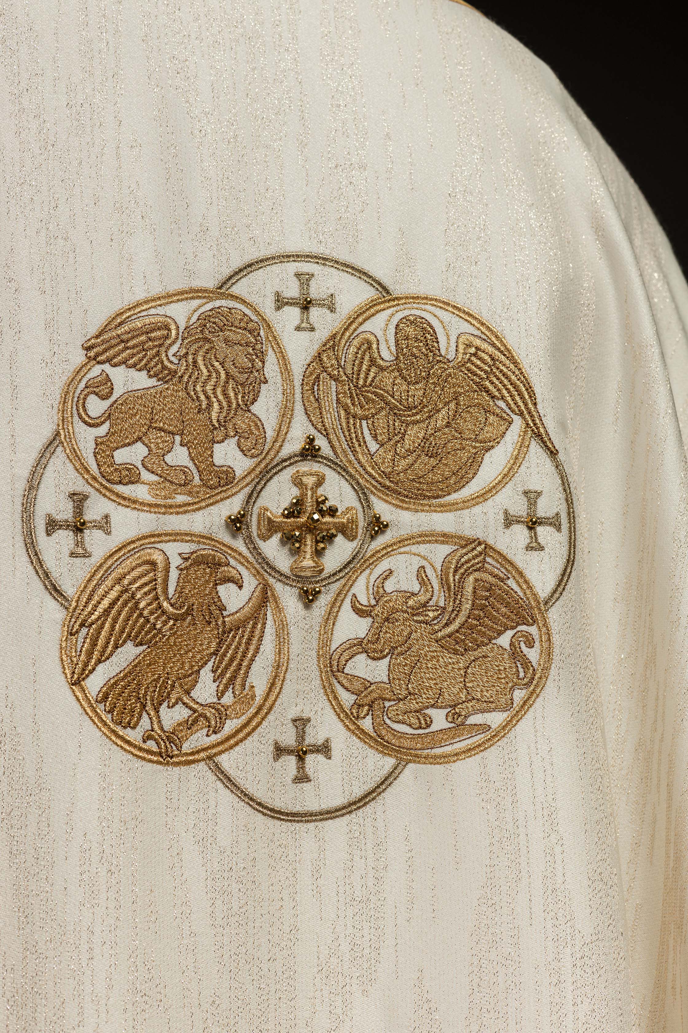 Casula creme com bordado dos 4 Evangelistas em tecido ornamentado - chasubles.com.br