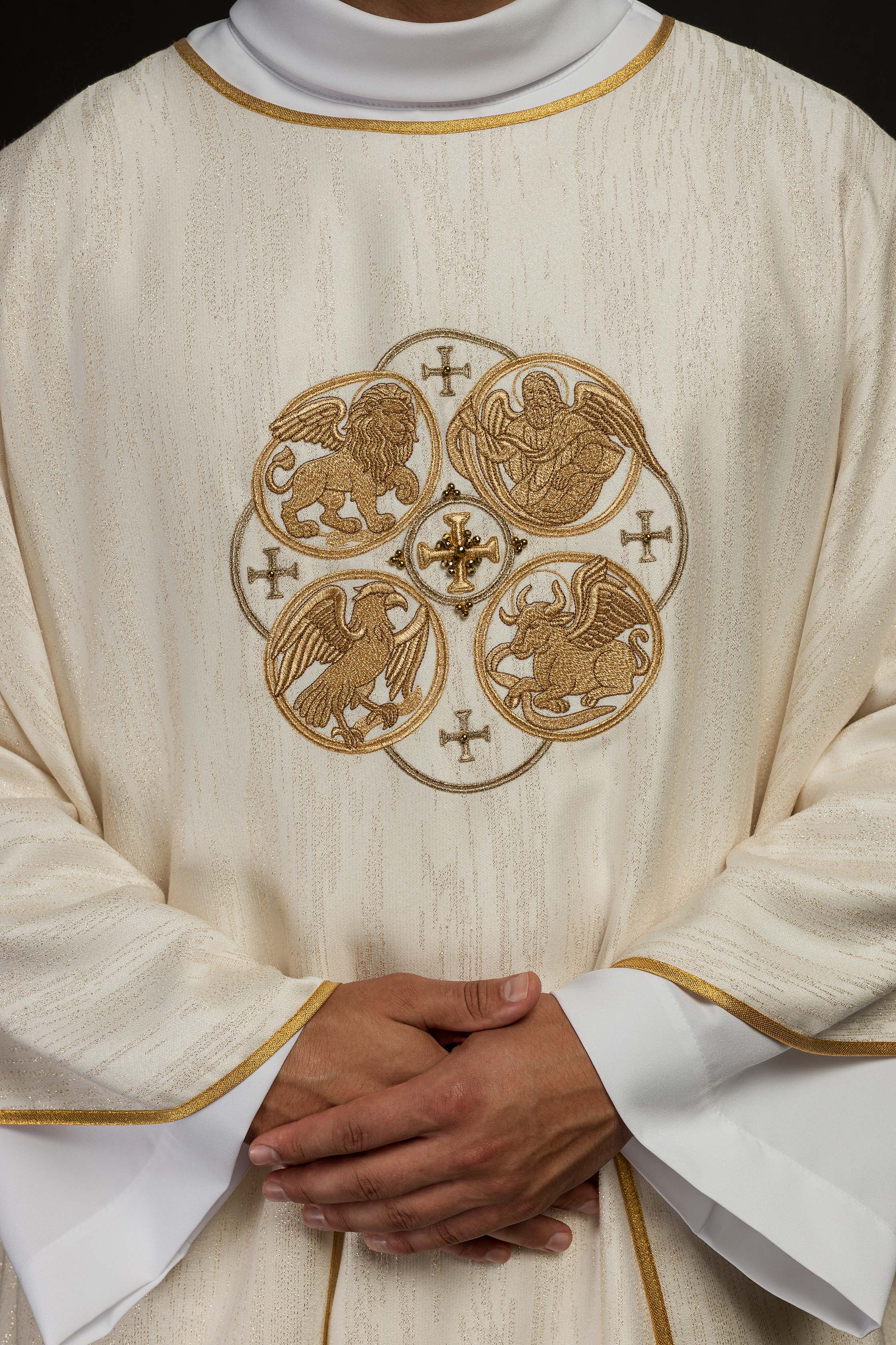 Casula creme com bordado dos 4 Evangelistas em tecido ornamentado - chasubles.com.br