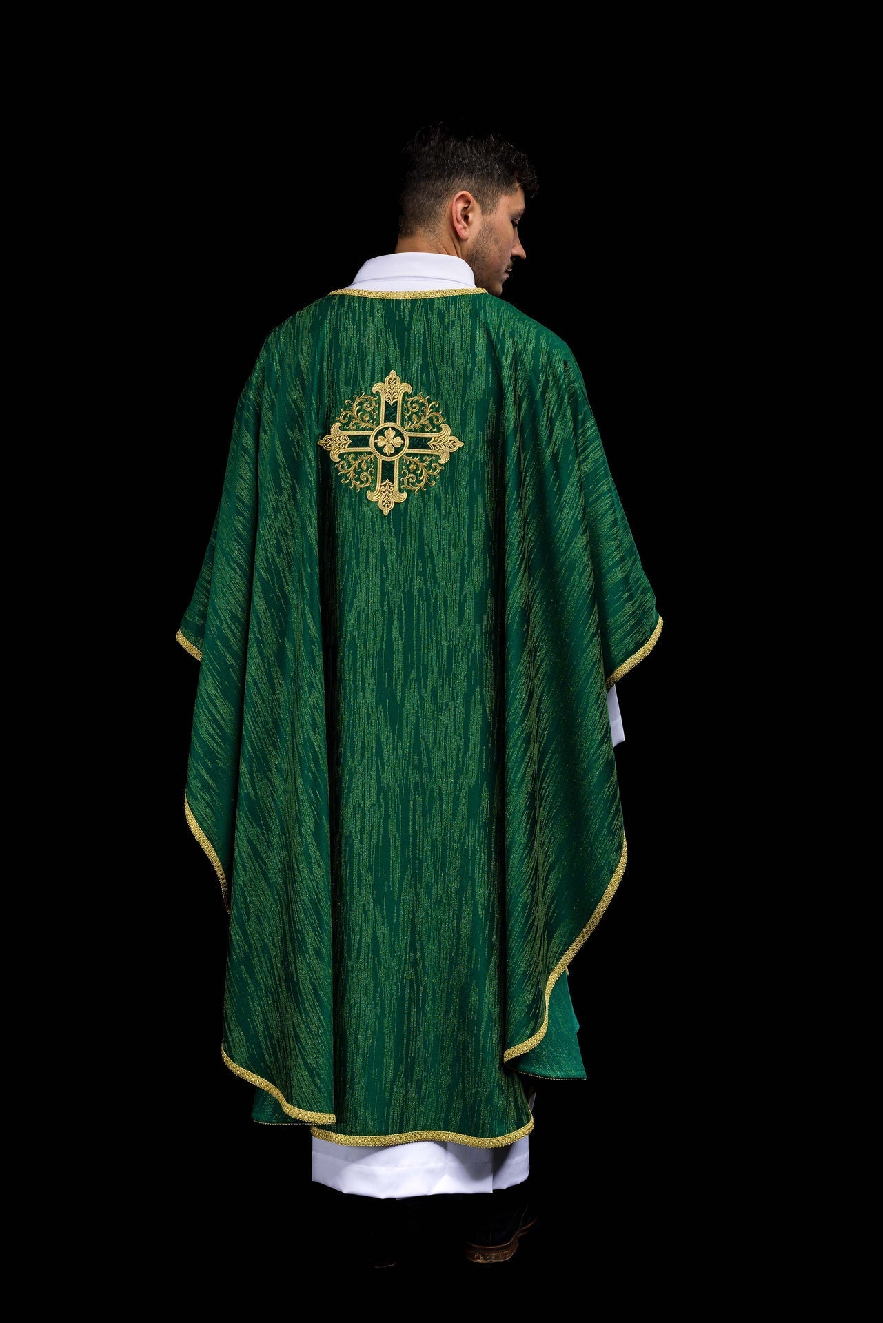 Casula verde com bordado de cruz em tecido ornamental