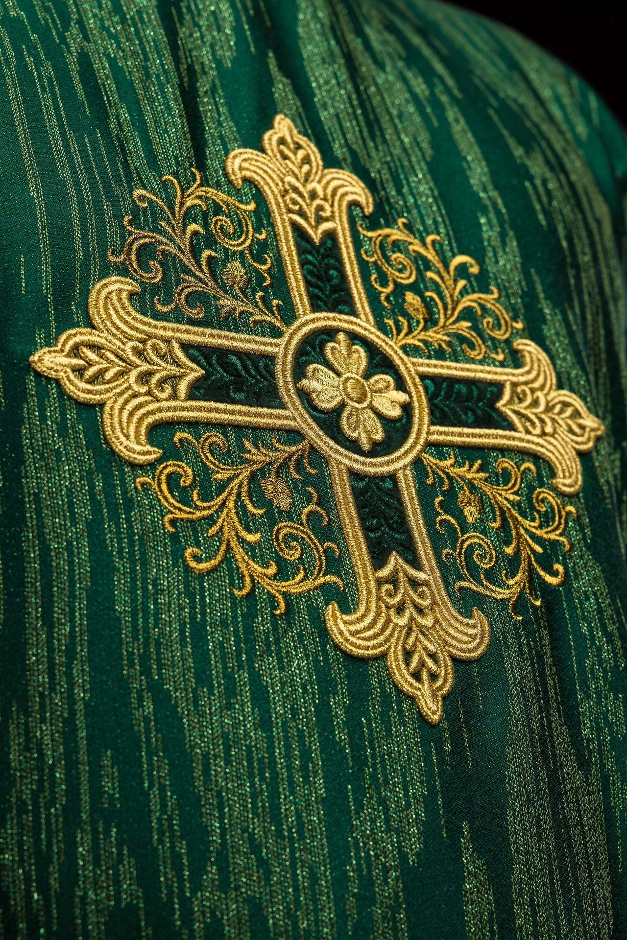 Casula verde com bordado de cruz em tecido ornamental