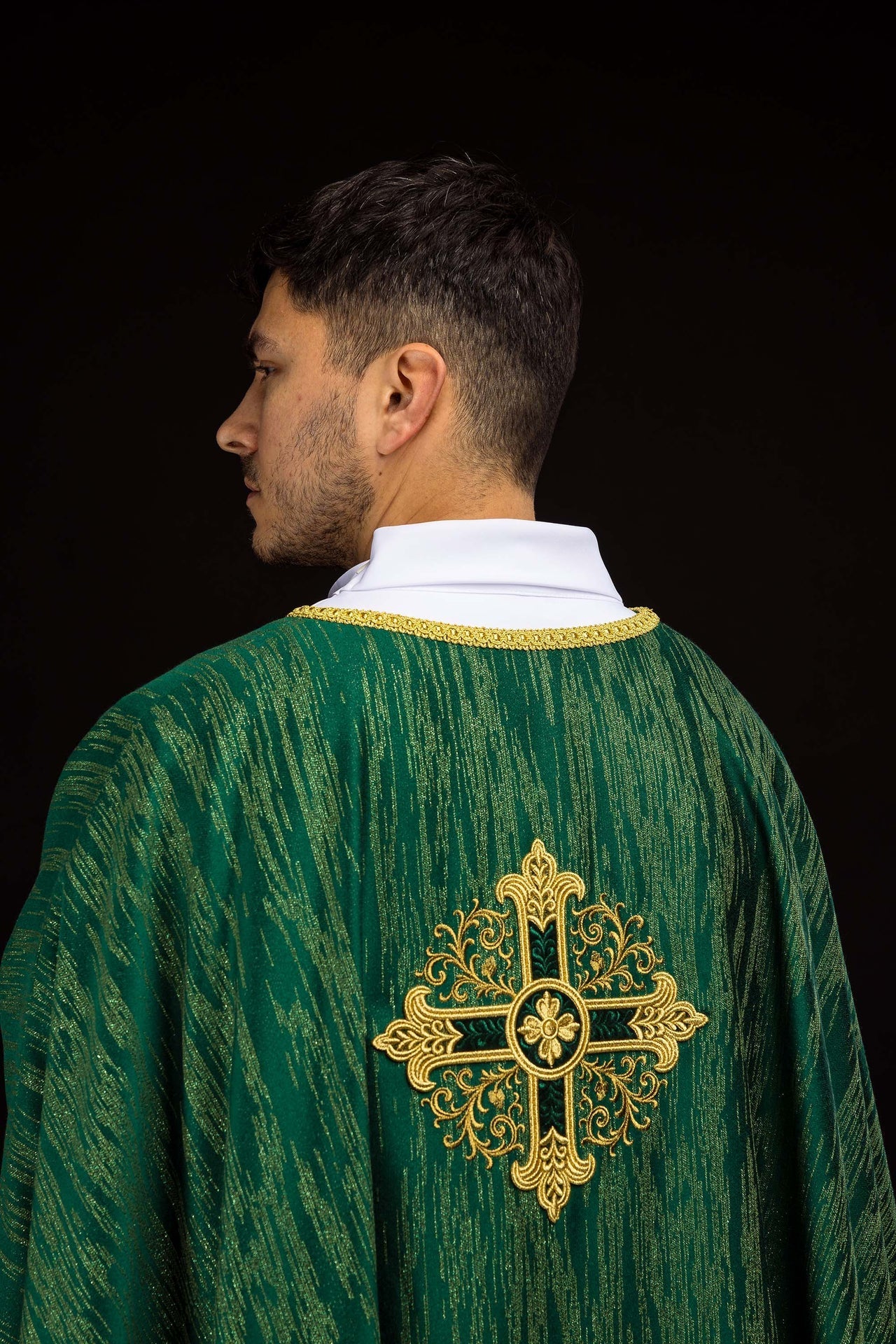 Casula verde com bordado de cruz em tecido ornamental