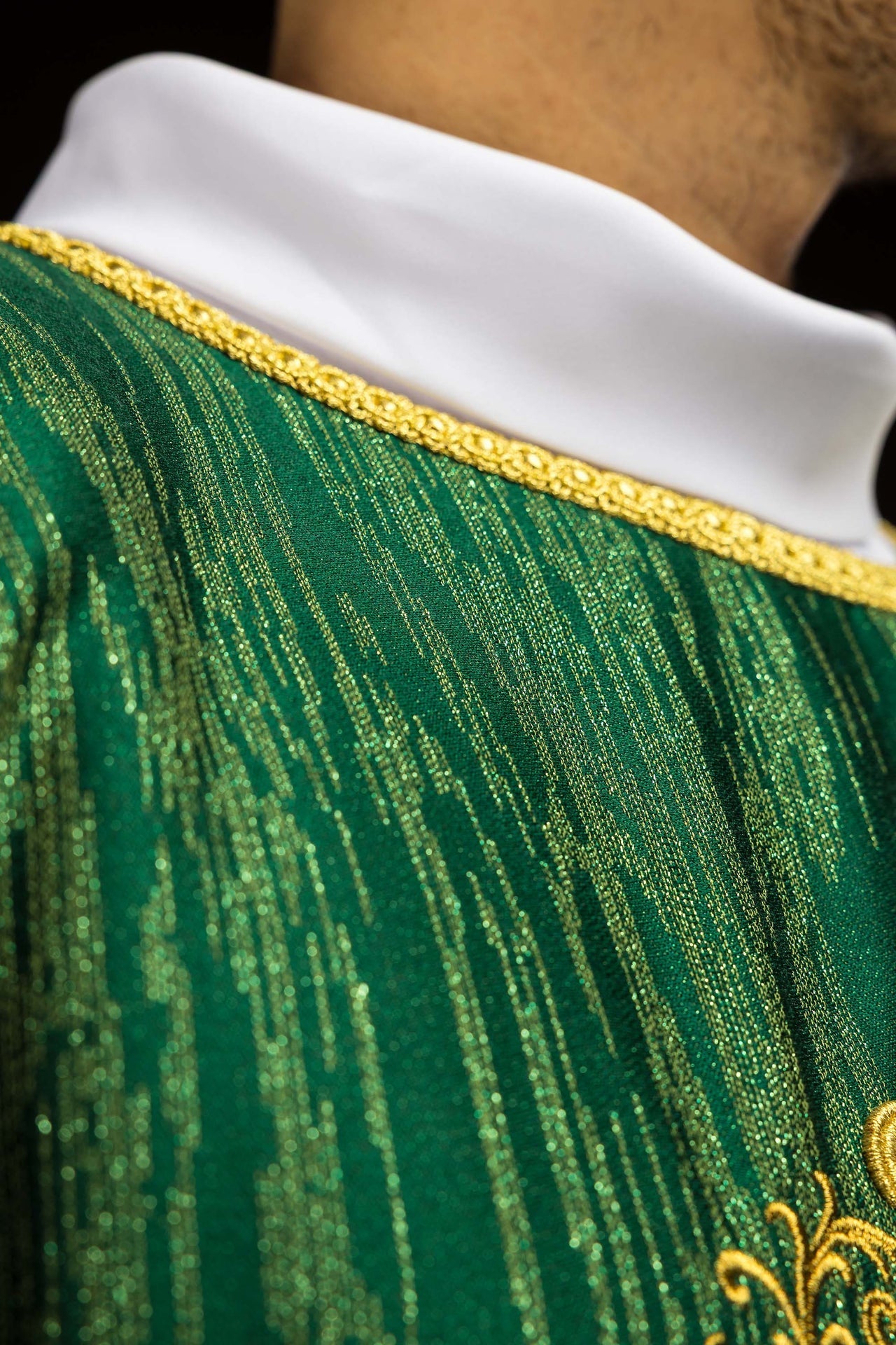 Casula verde com bordado de cruz em tecido ornamental