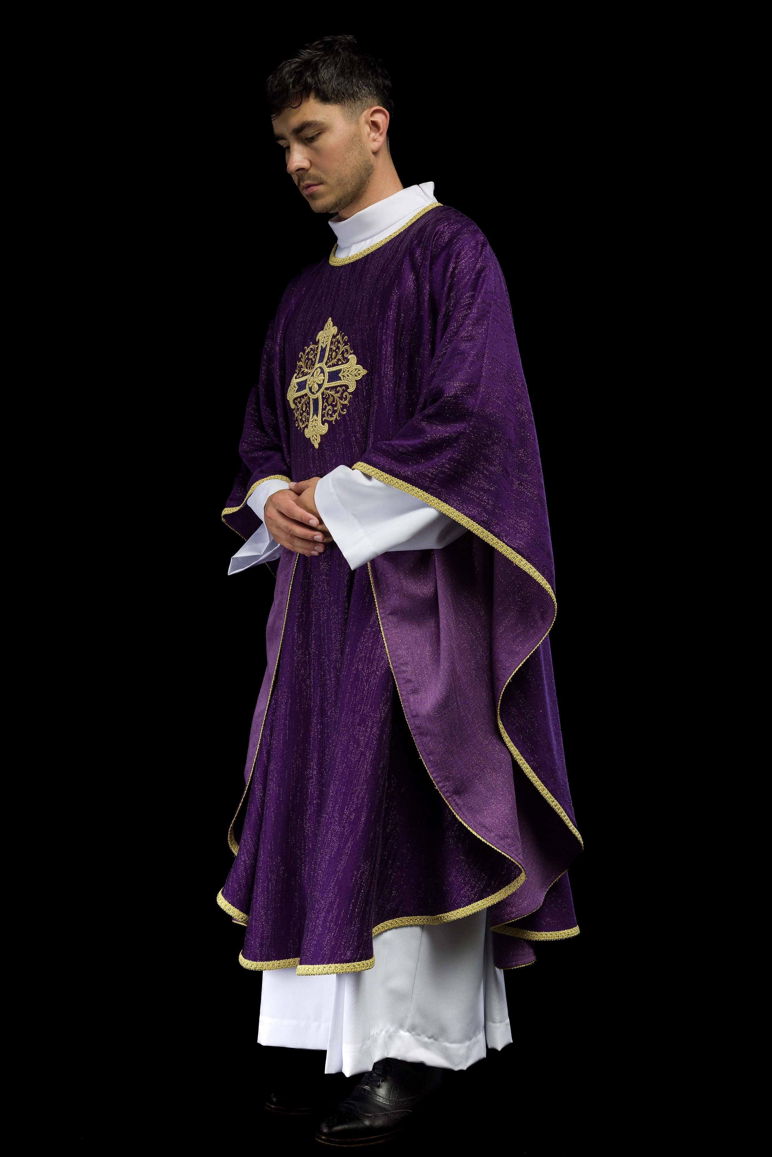 Casula roxa com bordado de cruz em tecido decorativo - chasubles.com.br