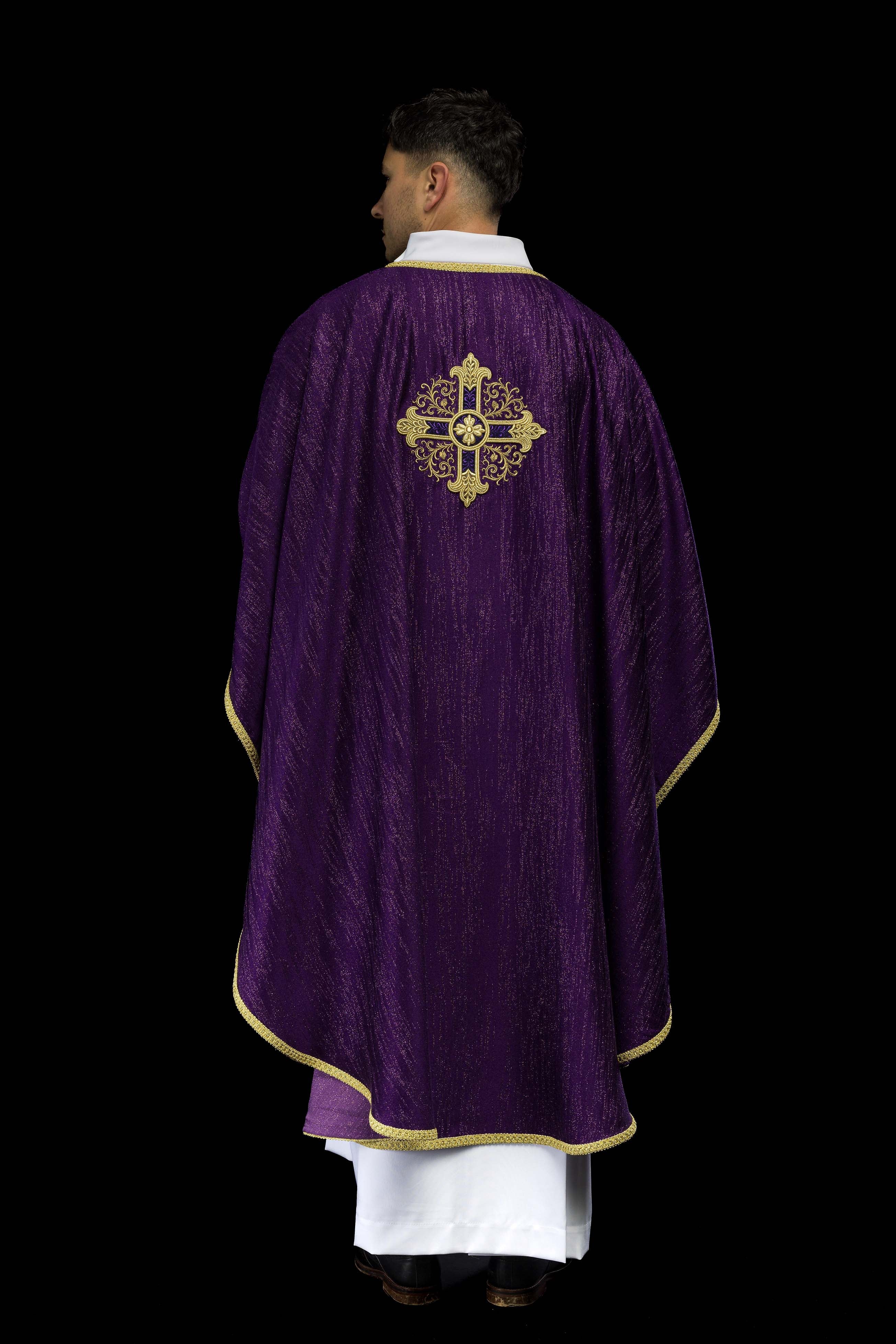 Casula roxa com bordado de cruz em tecido decorativo - chasubles.com.br