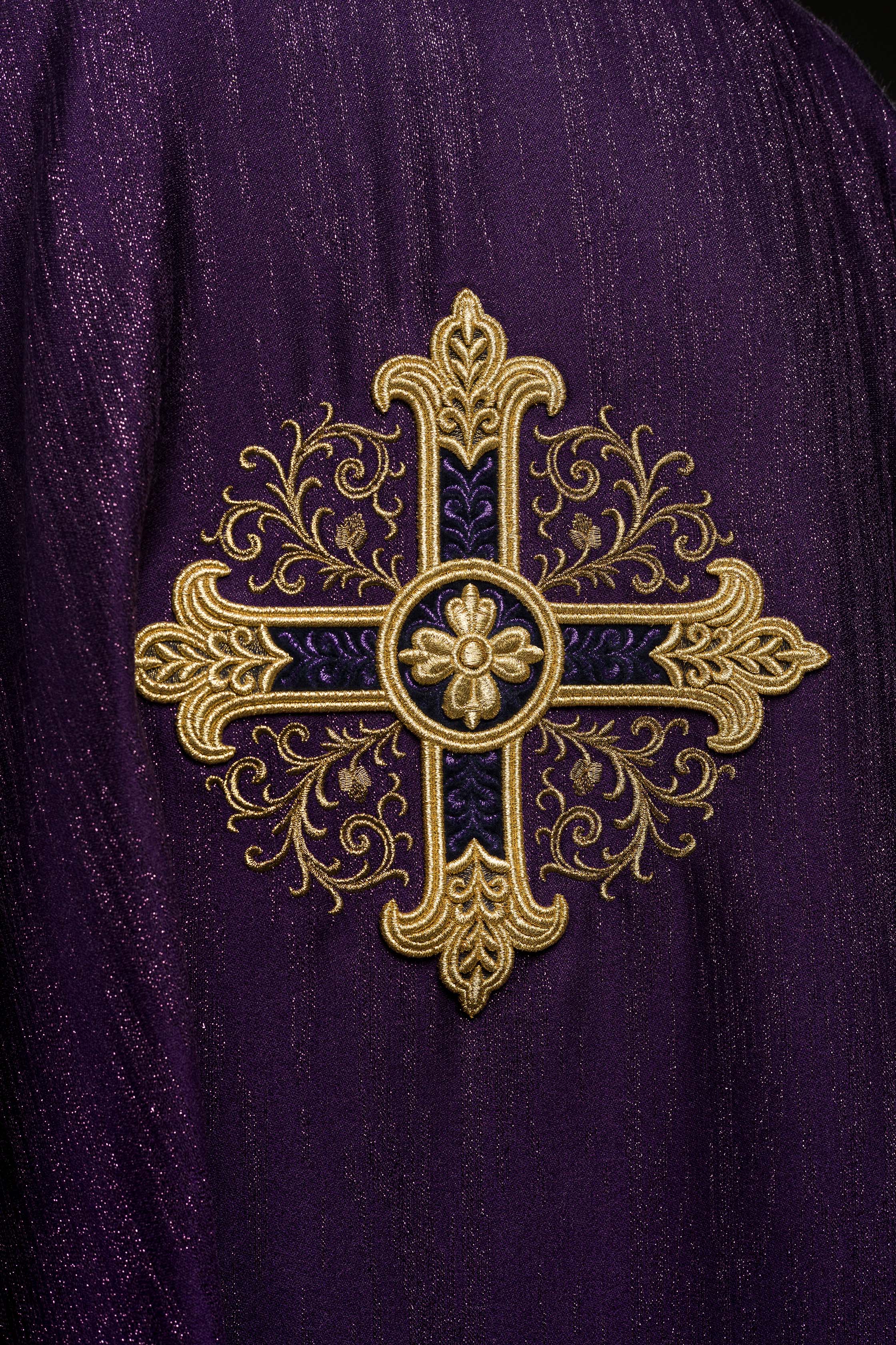 Casula roxa com bordado de cruz em tecido decorativo - chasubles.com.br
