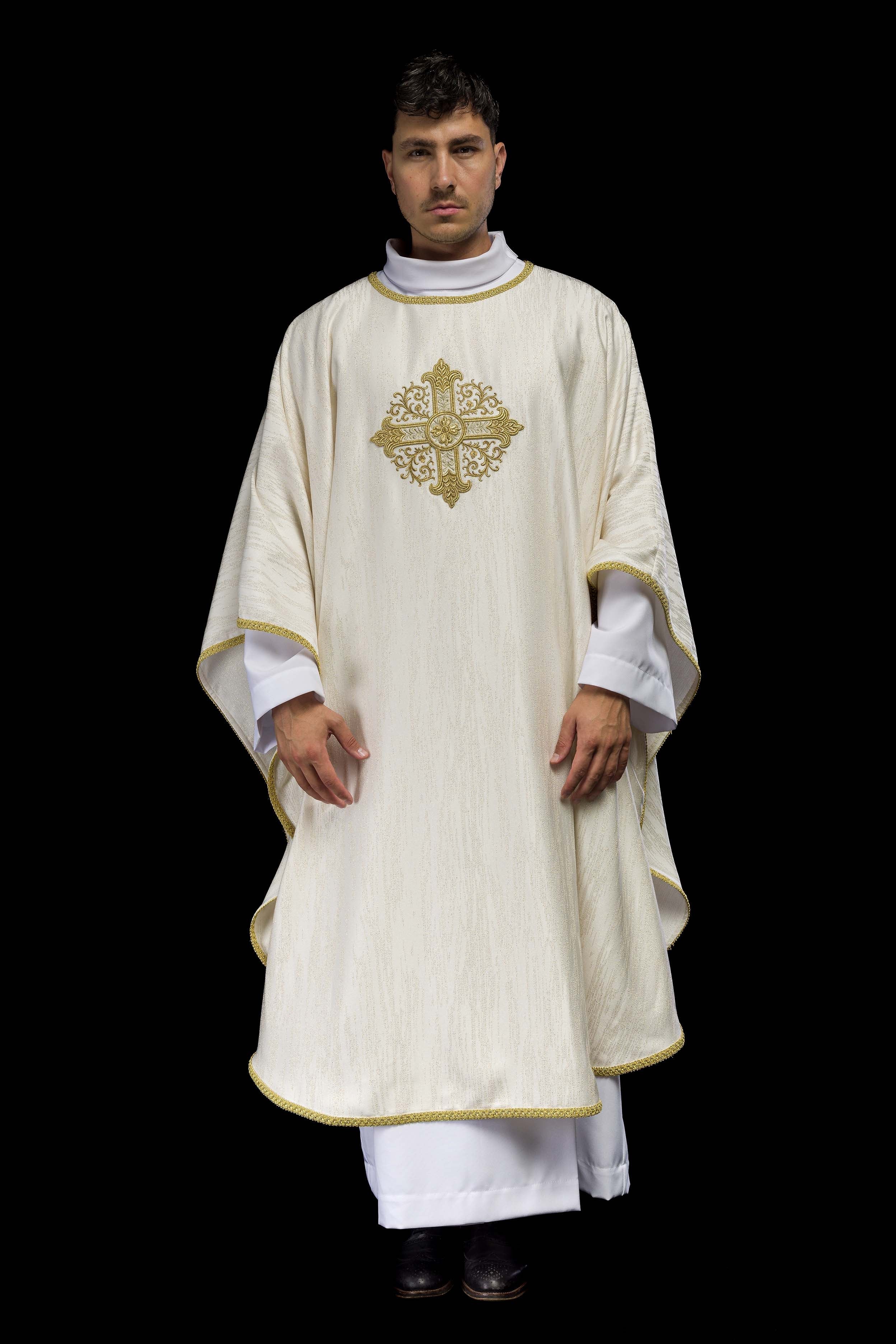 Casula creme com motivo de cruz bordada em tecido decorativo - chasubles.com.br