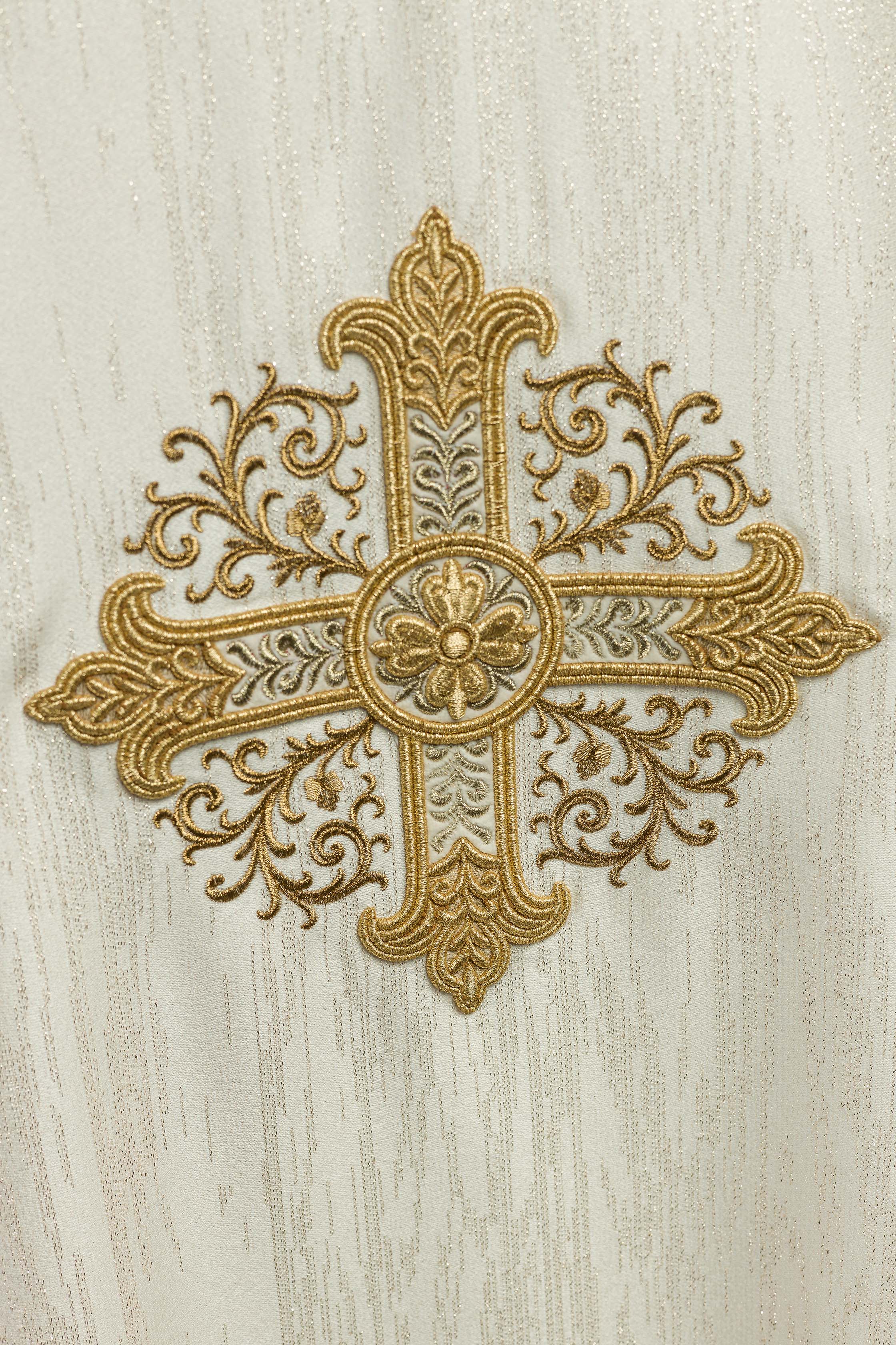 Casula creme com motivo de cruz bordada em tecido decorativo - chasubles.com.br