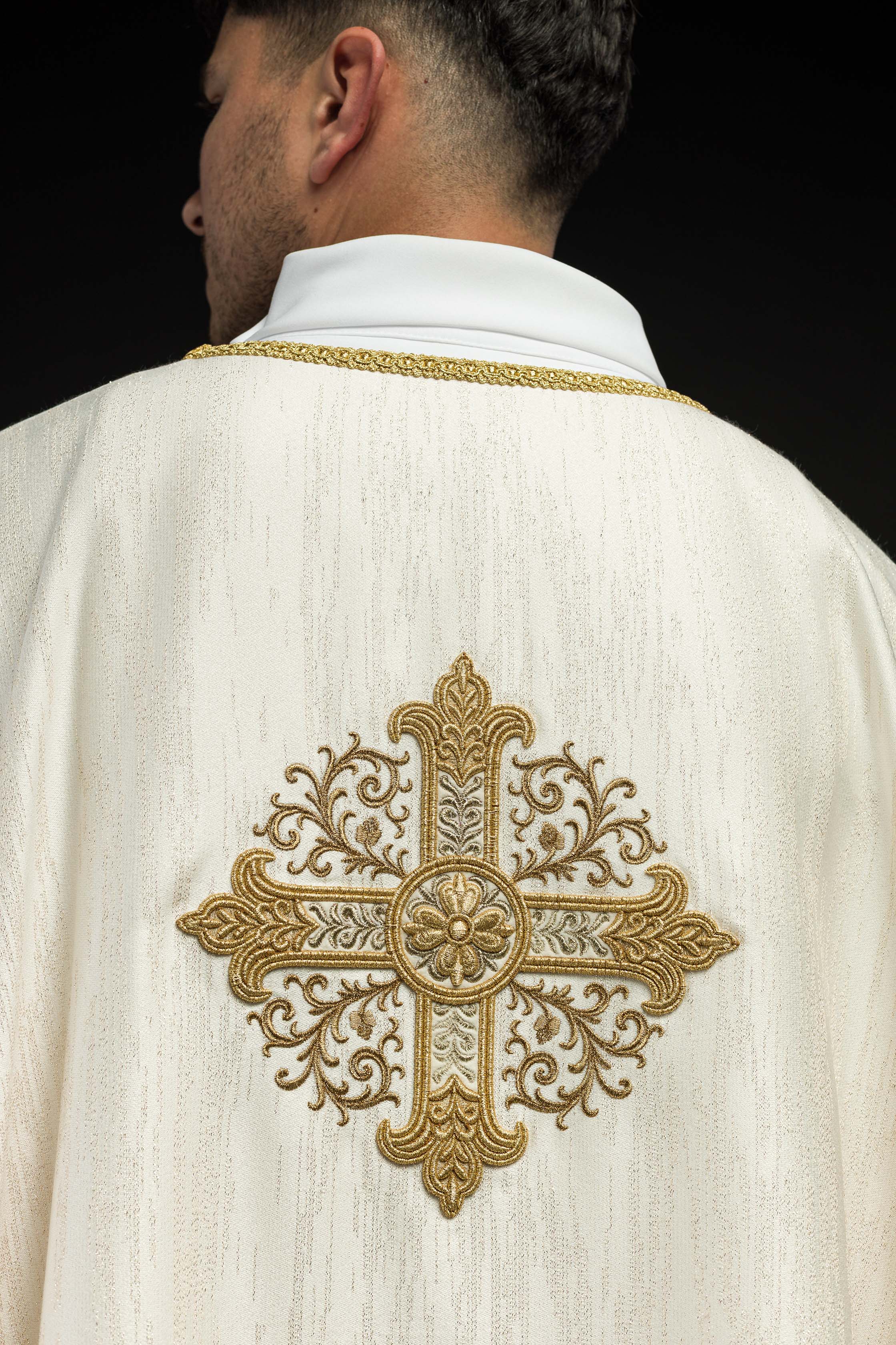 Casula creme com motivo de cruz bordada em tecido decorativo - chasubles.com.br