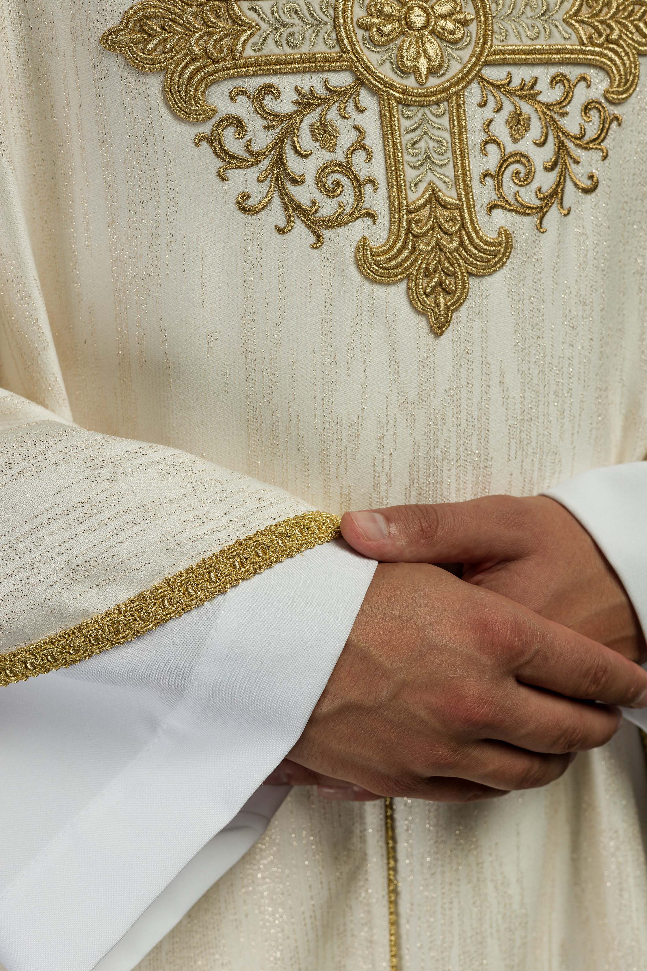 Casula creme com motivo de cruz bordada em tecido decorativo - chasubles.com.br