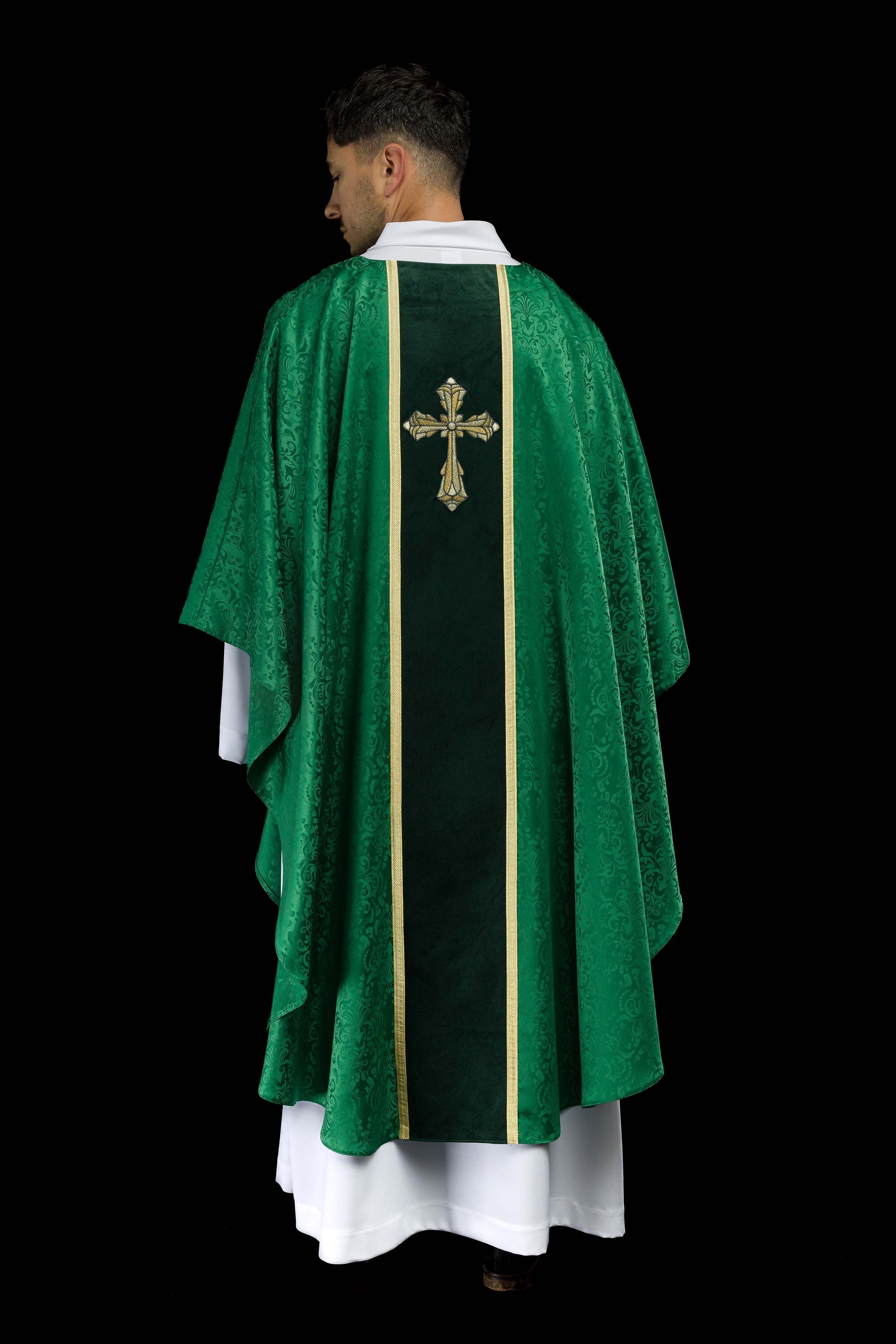 Casula litúrgica verde com faixa e bordado de cruz em tecido jacquard