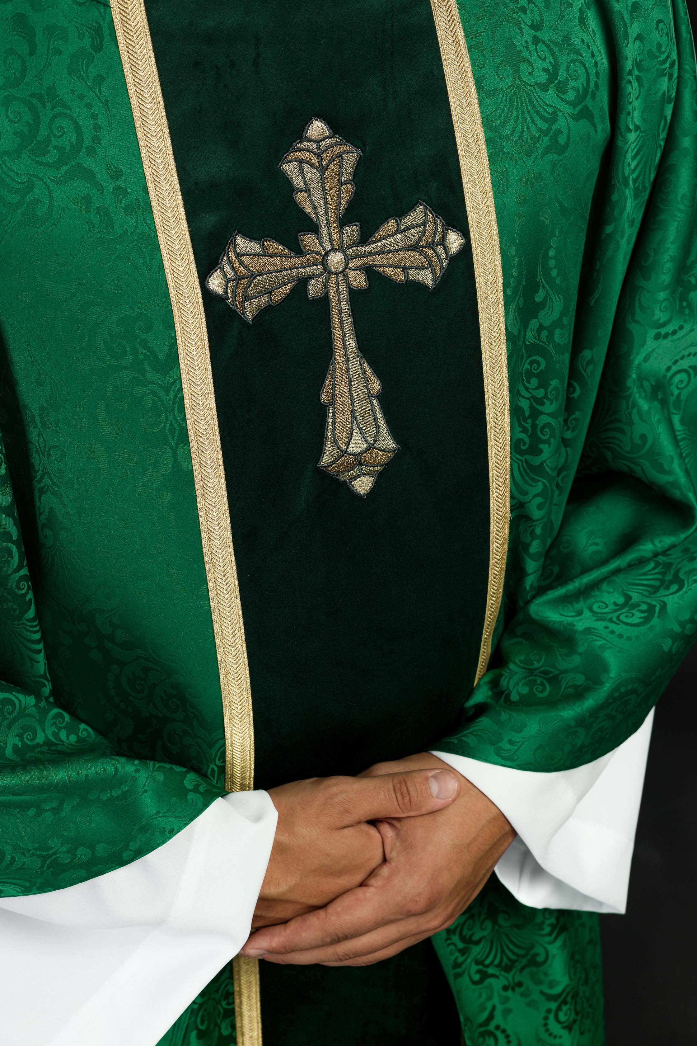 Casula litúrgica verde com faixa e bordado de cruz em tecido jacquard