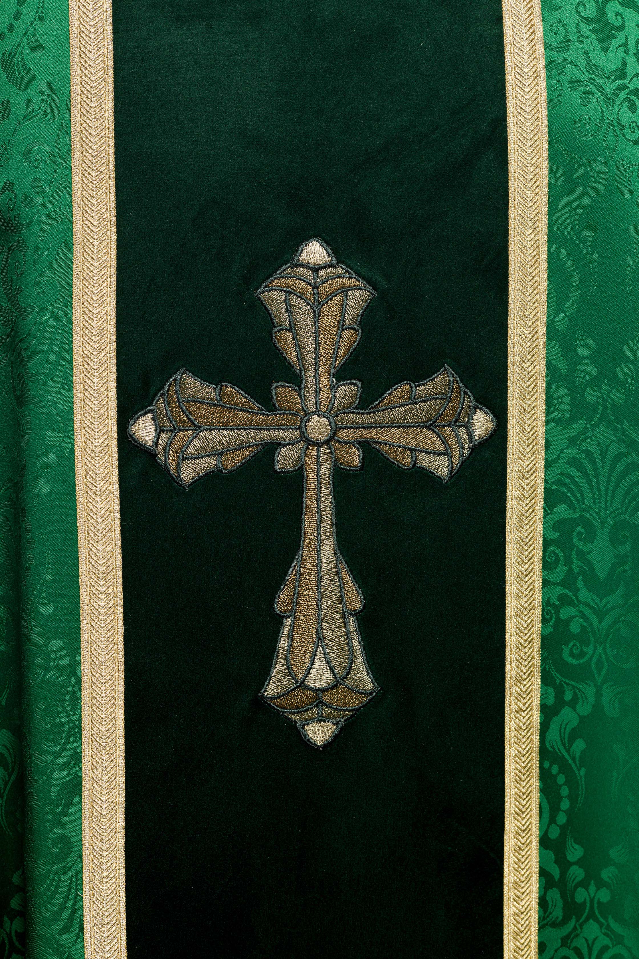 Casula litúrgica verde com faixa e bordado de cruz em tecido jacquard