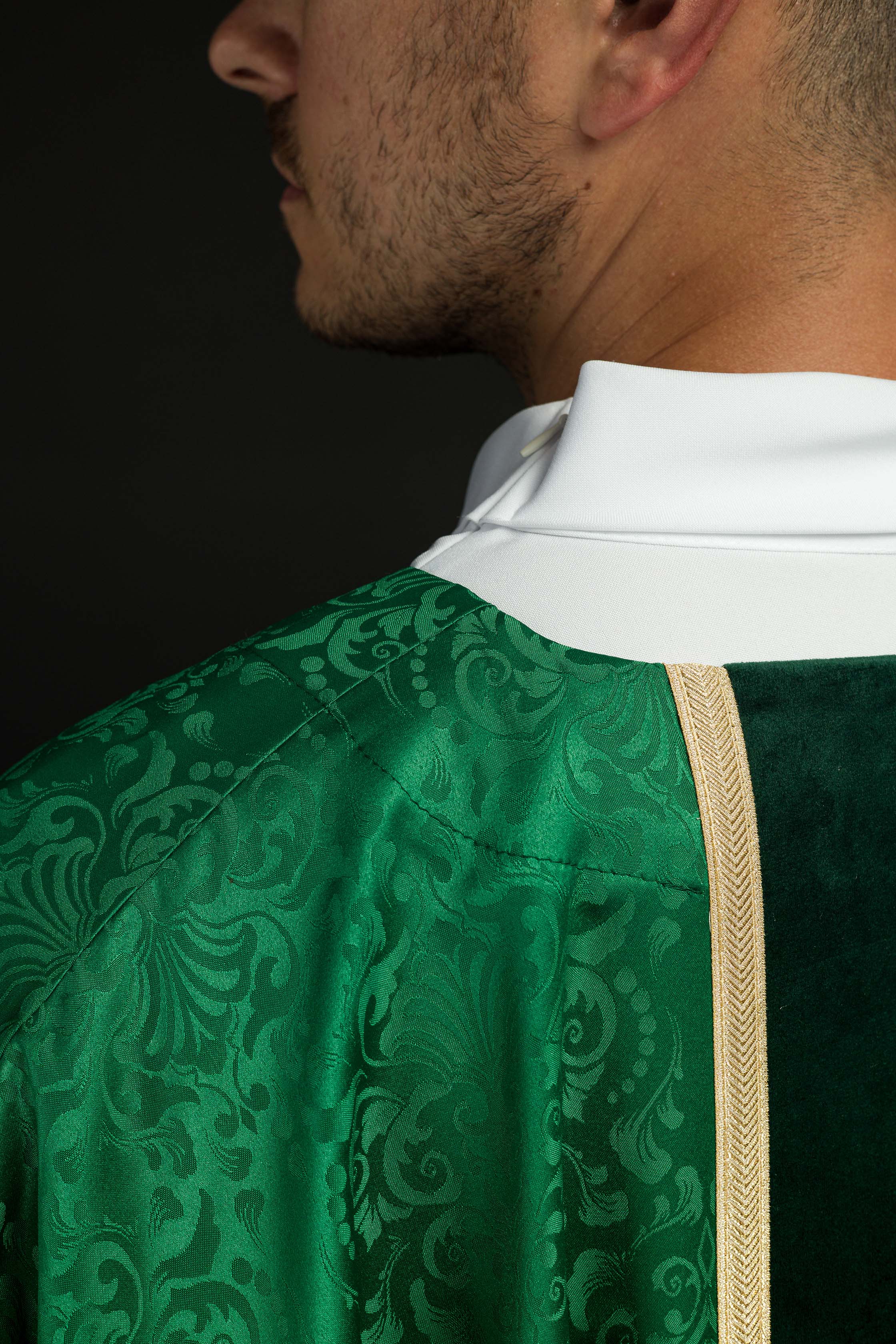 Casula litúrgica verde com faixa e bordado de cruz em tecido jacquard