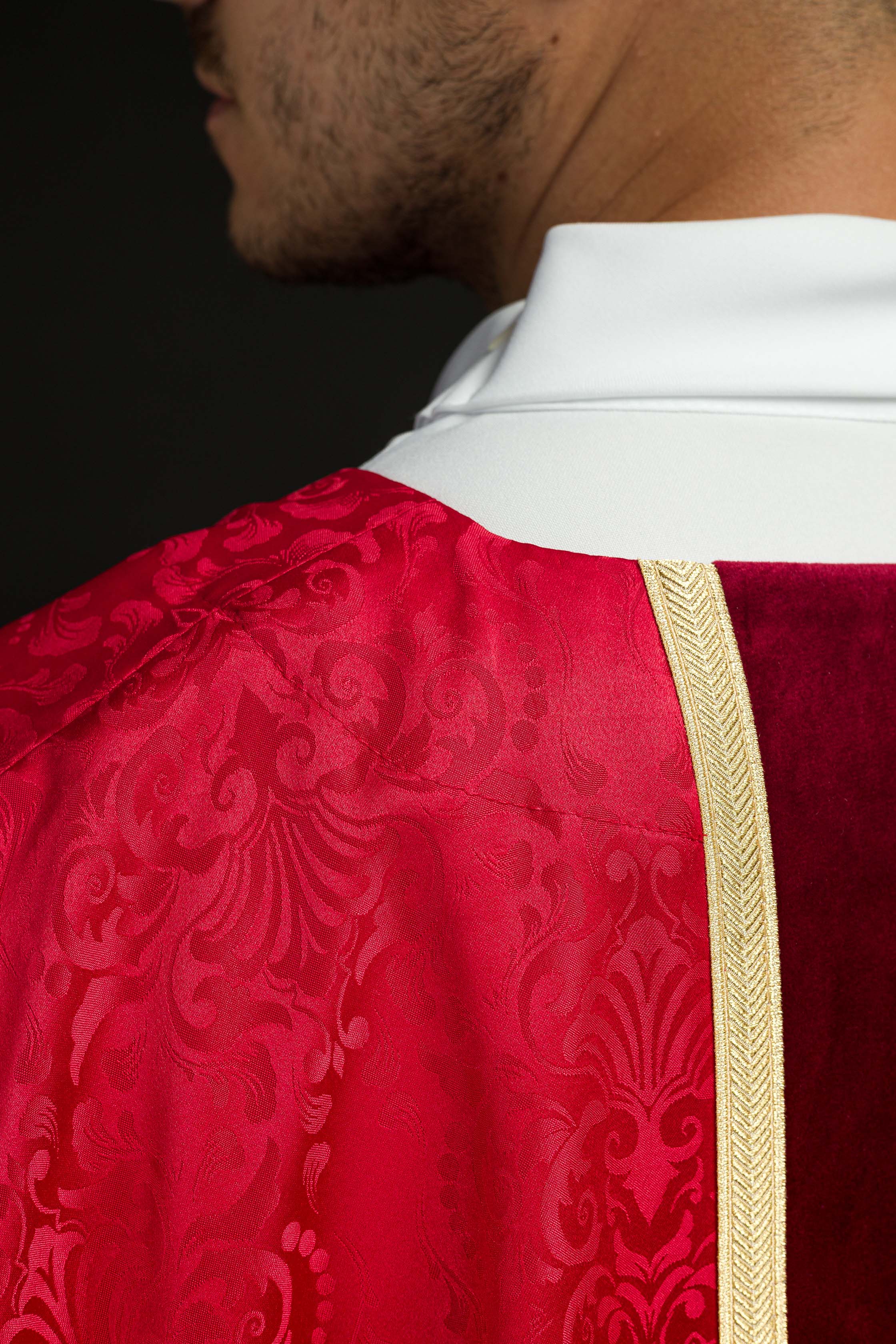 Casula litúrgica vermelha com faixa e bordado de cruz em tecido jacquard