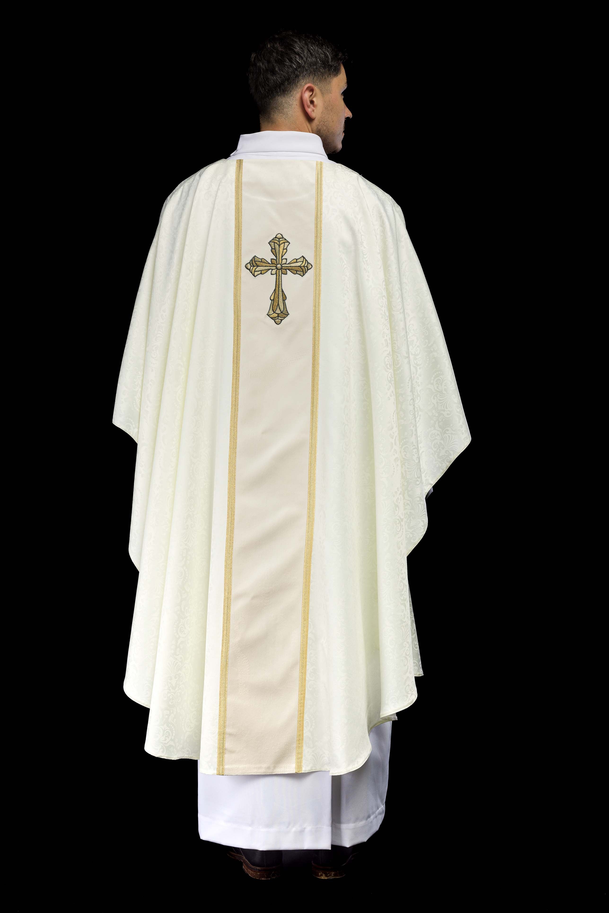 Casula litúrgica creme com faixa e bordado de cruz em tecido jacquard