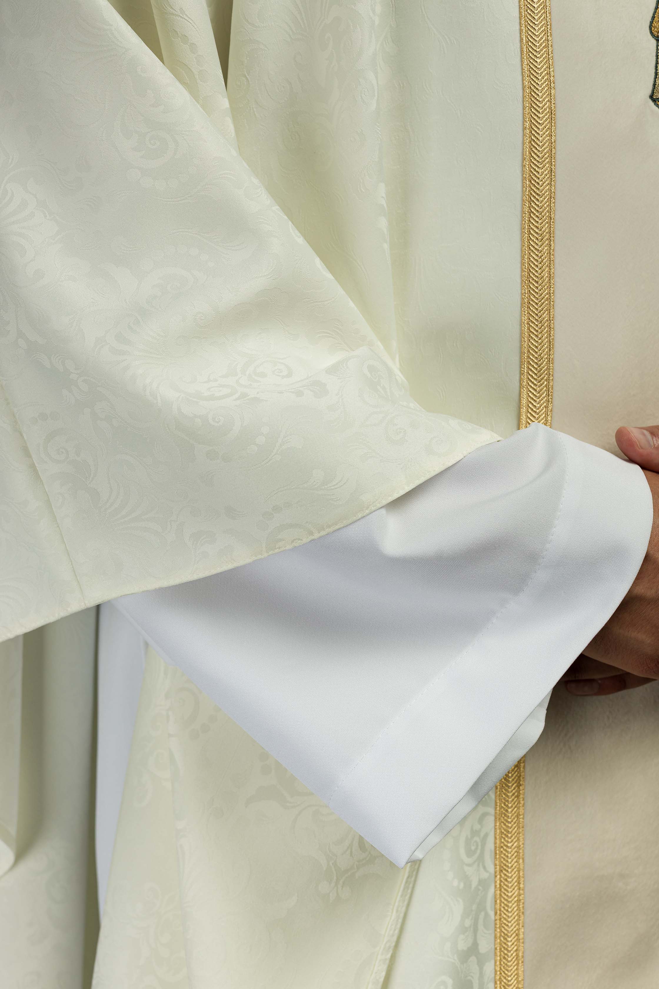Casula litúrgica creme com faixa e bordado de cruz em tecido jacquard