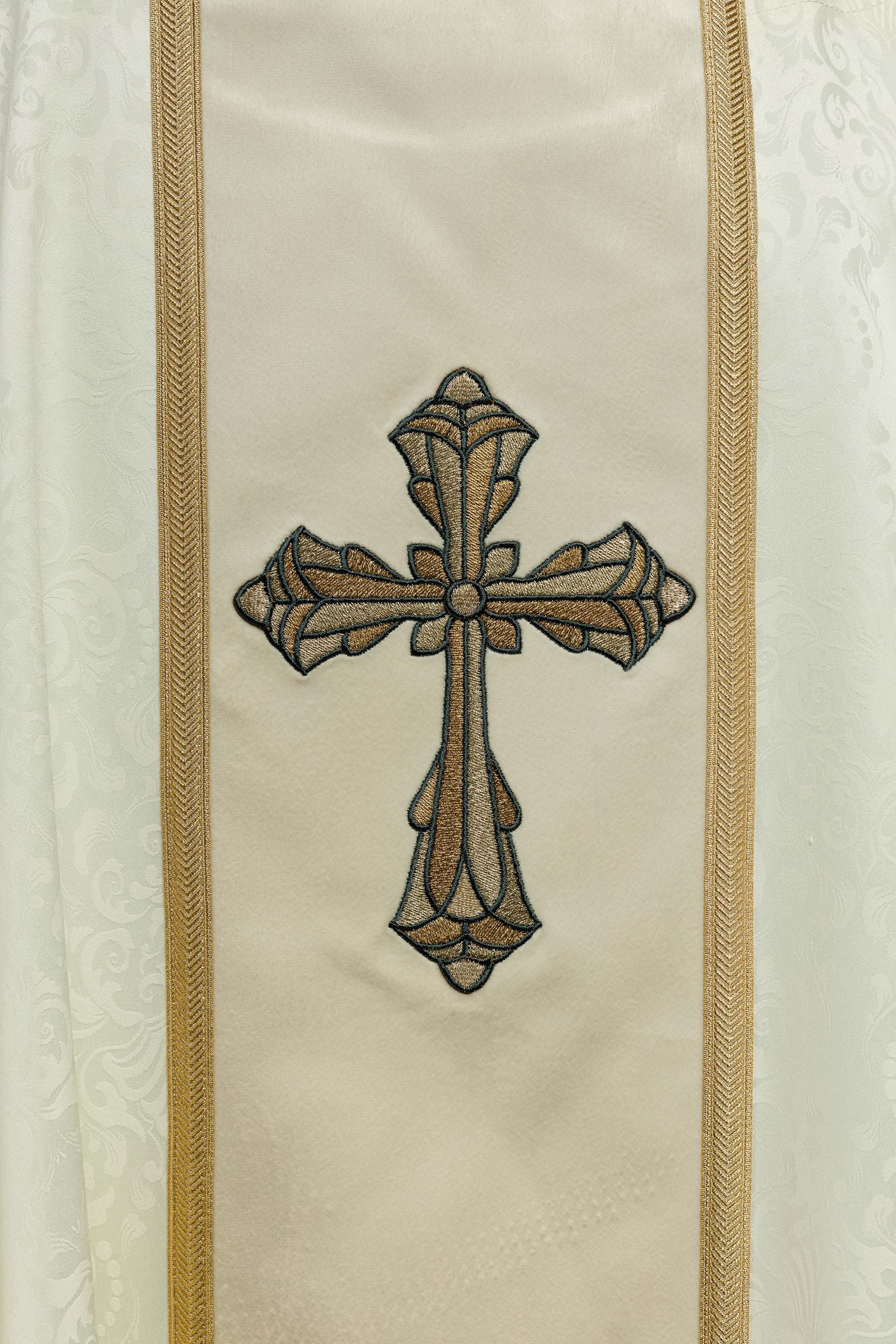 Casula litúrgica creme com faixa e bordado de cruz em tecido jacquard