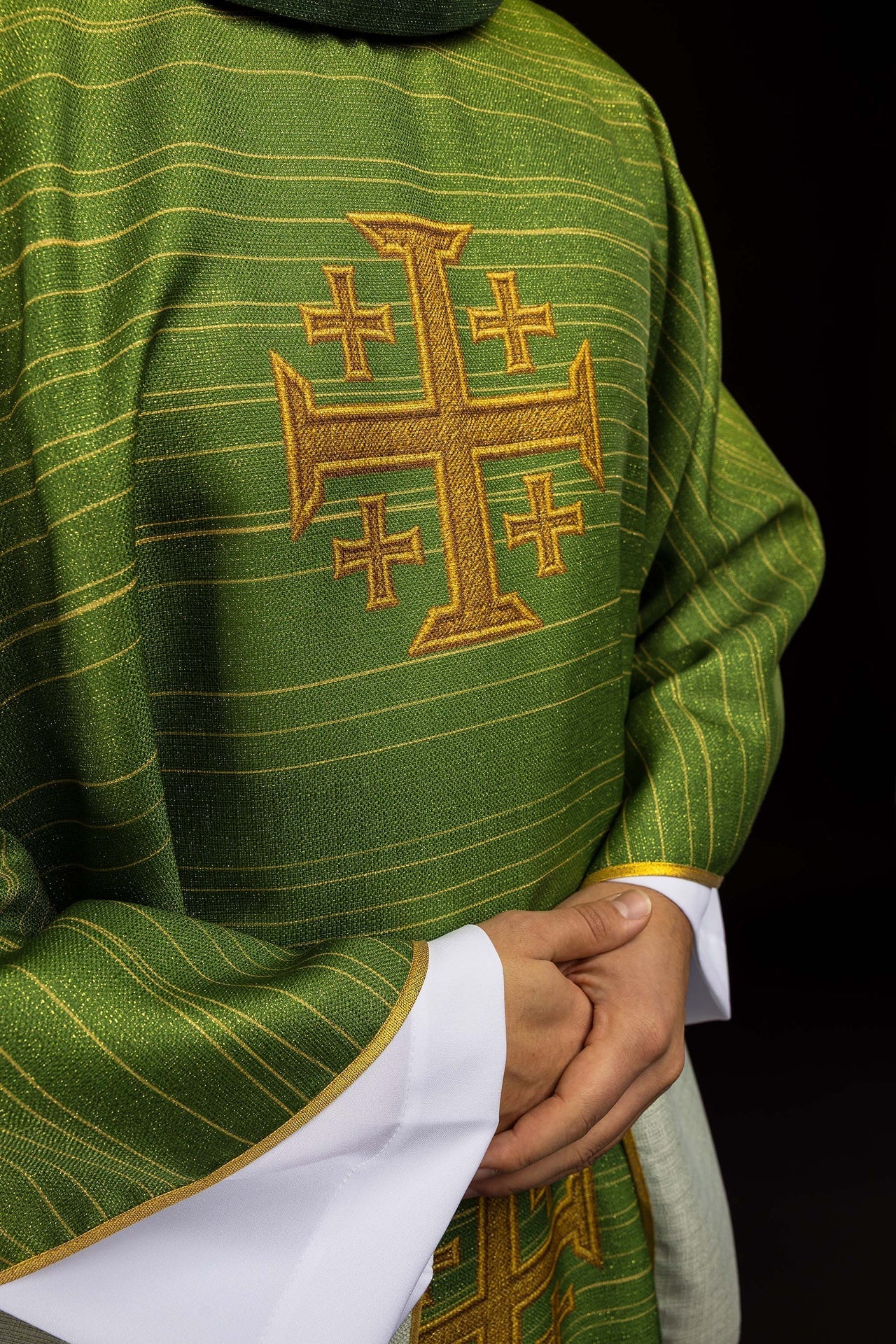 Casula estampada com Cruz de Jerusalém verde