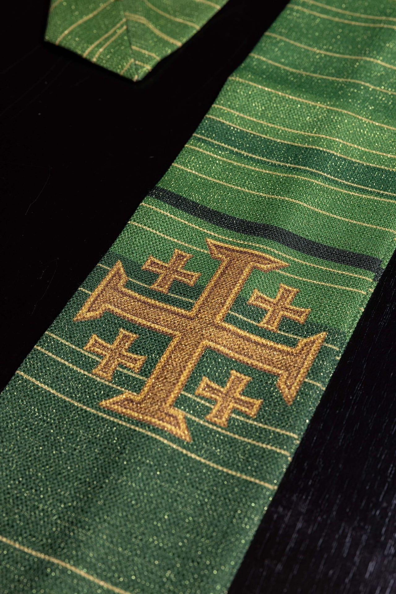 Casula estampada com Cruz de Jerusalém verde