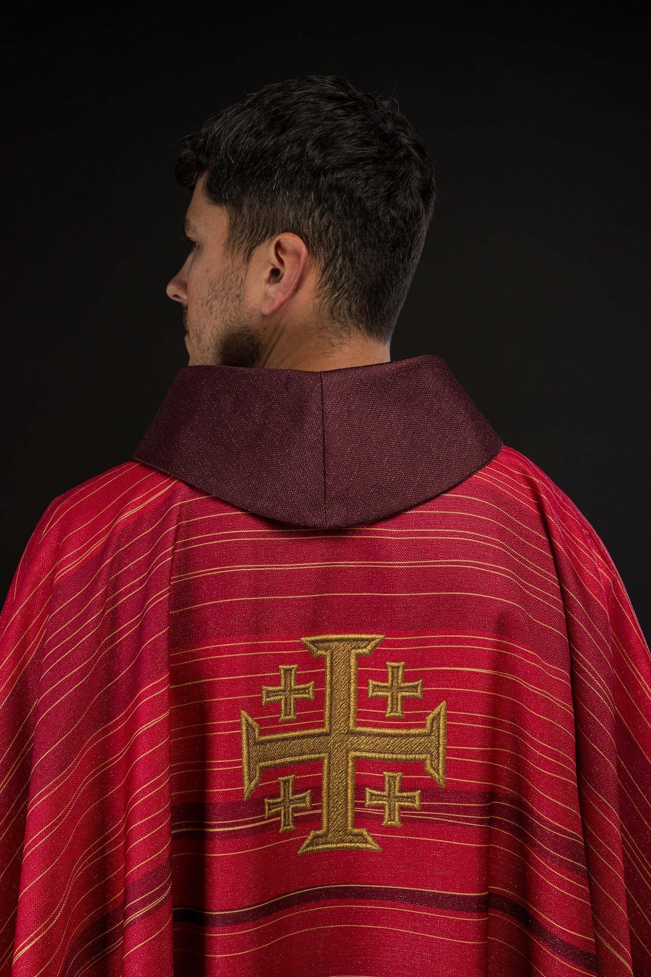 Casula vermelha com Cruz de Jerusalém dourada estampada