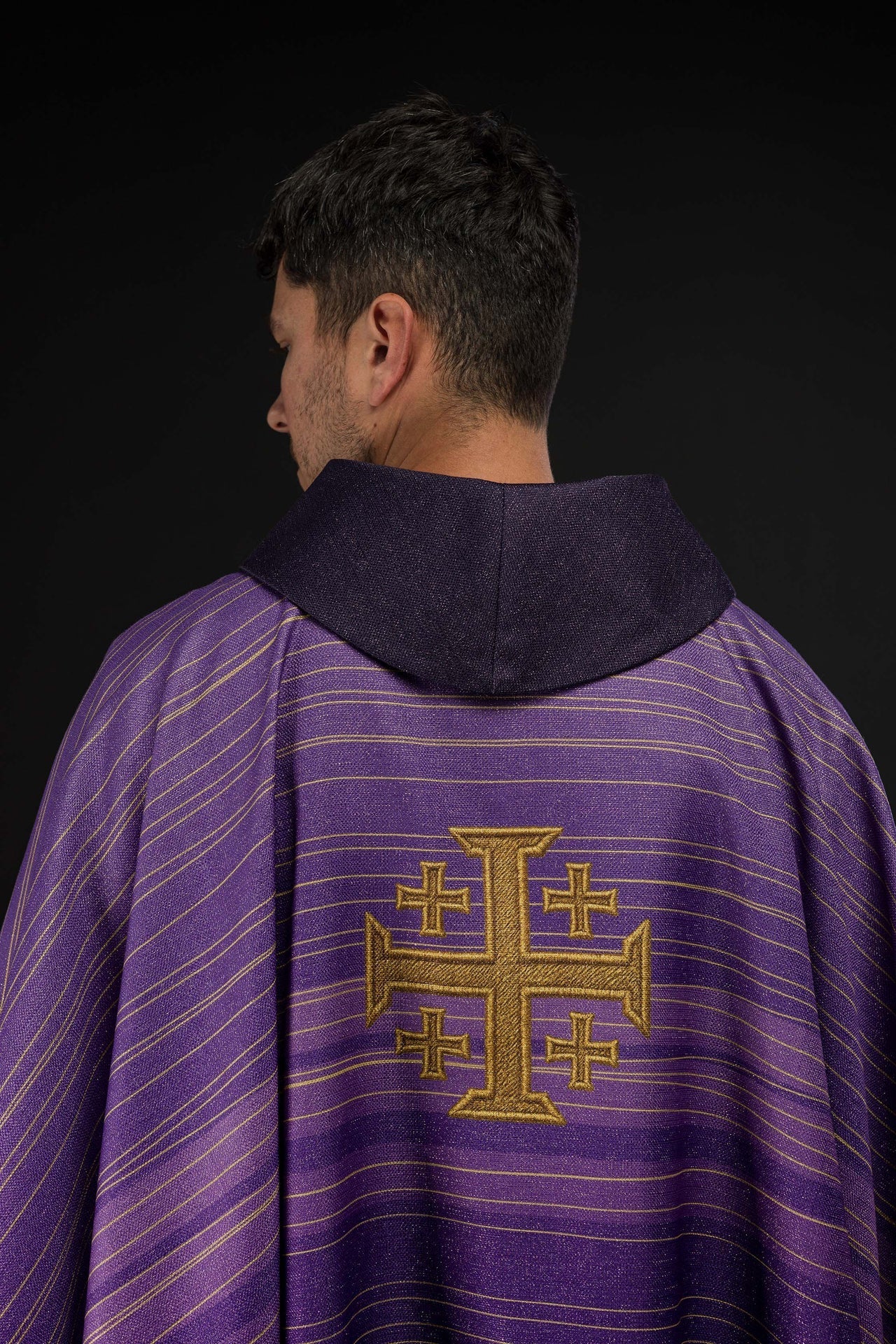Casula estampada com Cruz de Jerusalém roxa
