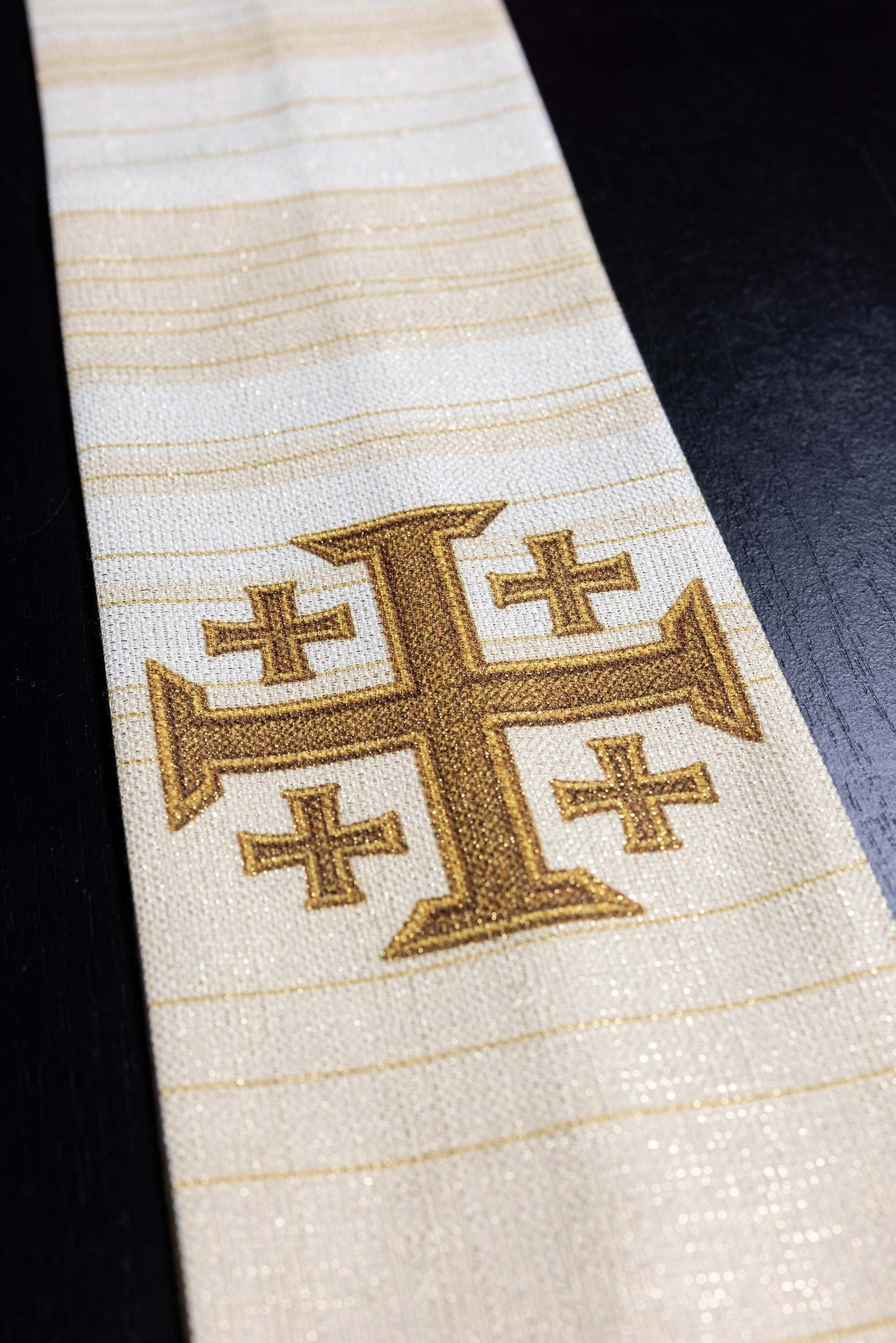 Casula estampada com Cruz de Jerusalém creme