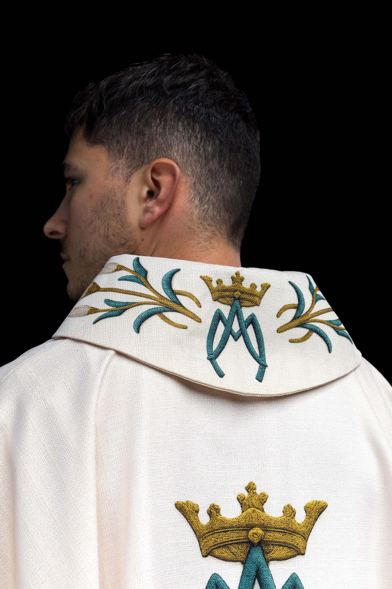Casula mariana estampada com lírios e monograma, cor creme