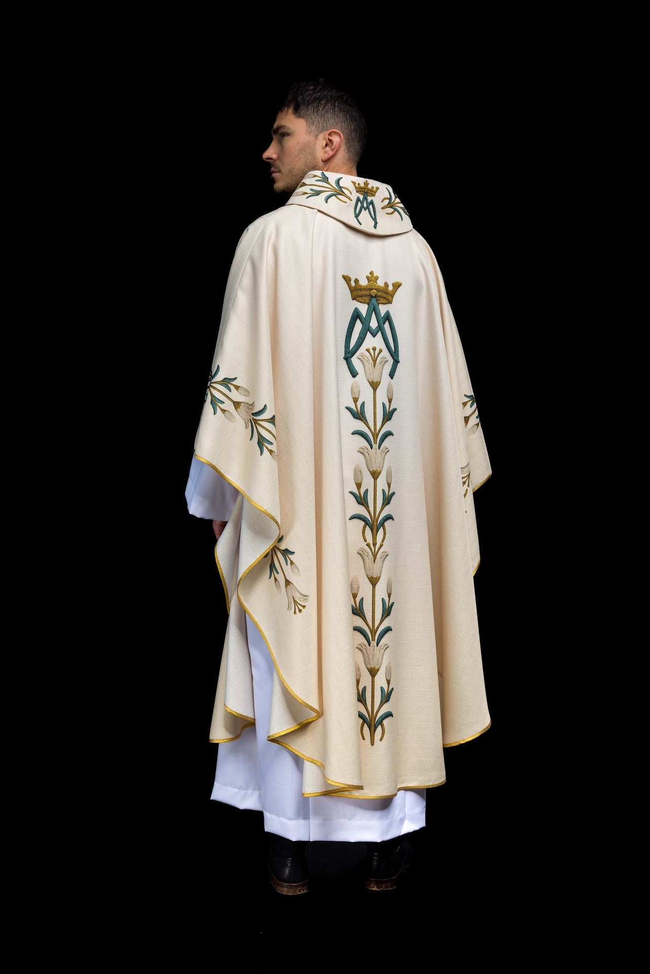 Casula mariana estampada com lírios e monograma, cor creme
