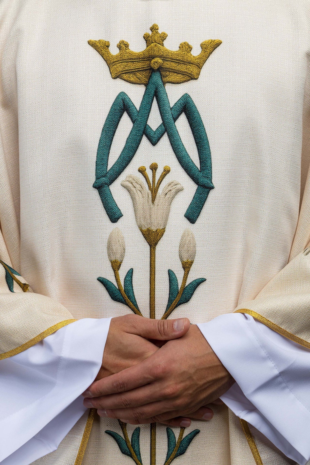 Casula mariana estampada com lírios e monograma, cor creme