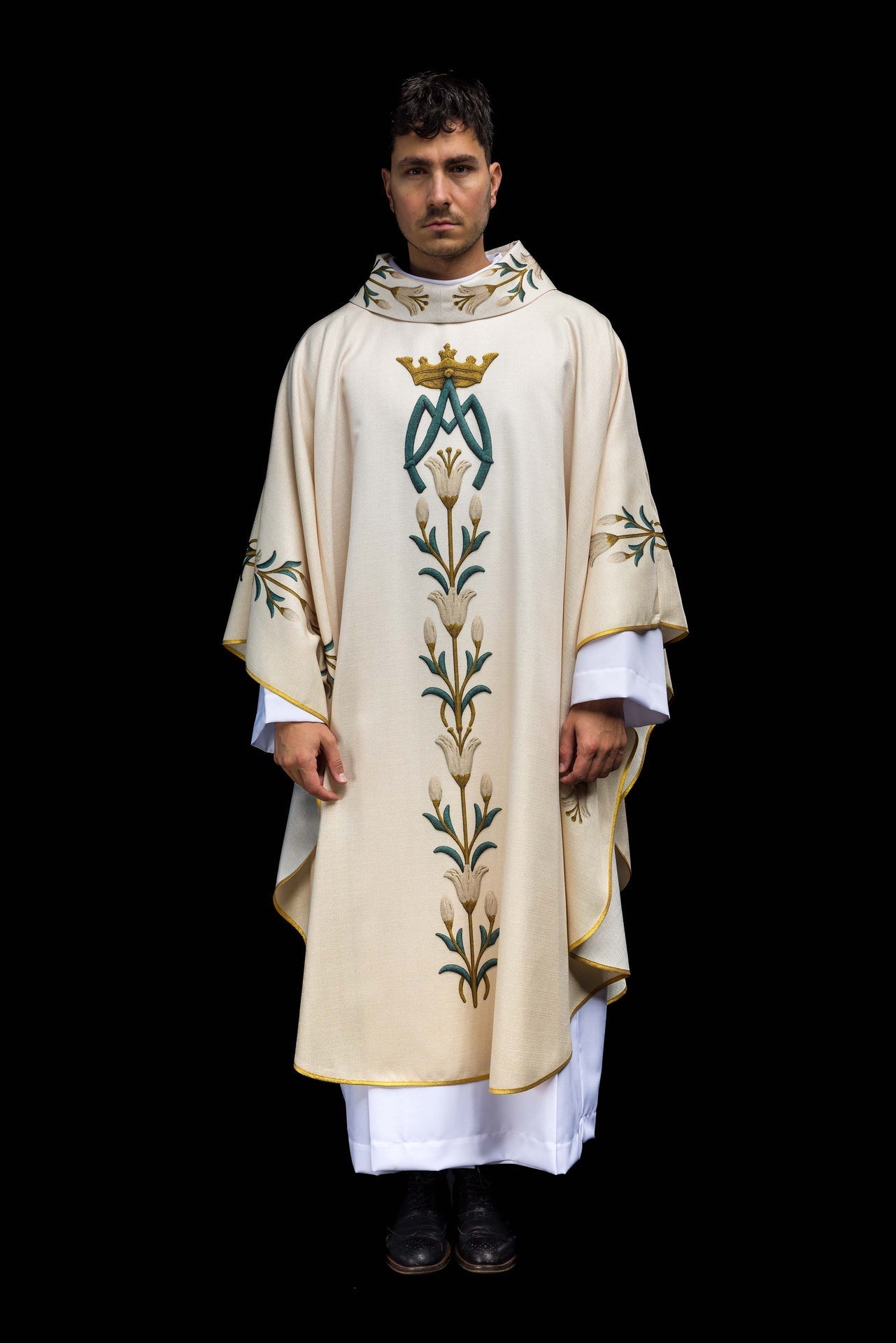 Casula mariana estampada com lírios e monograma, cor creme