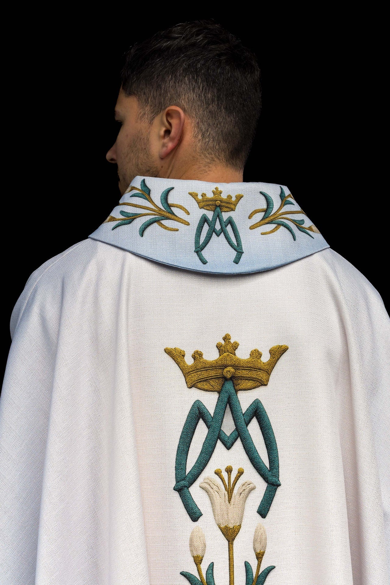 Casula mariana estampada com padrão de lírios e monograma azul-creme