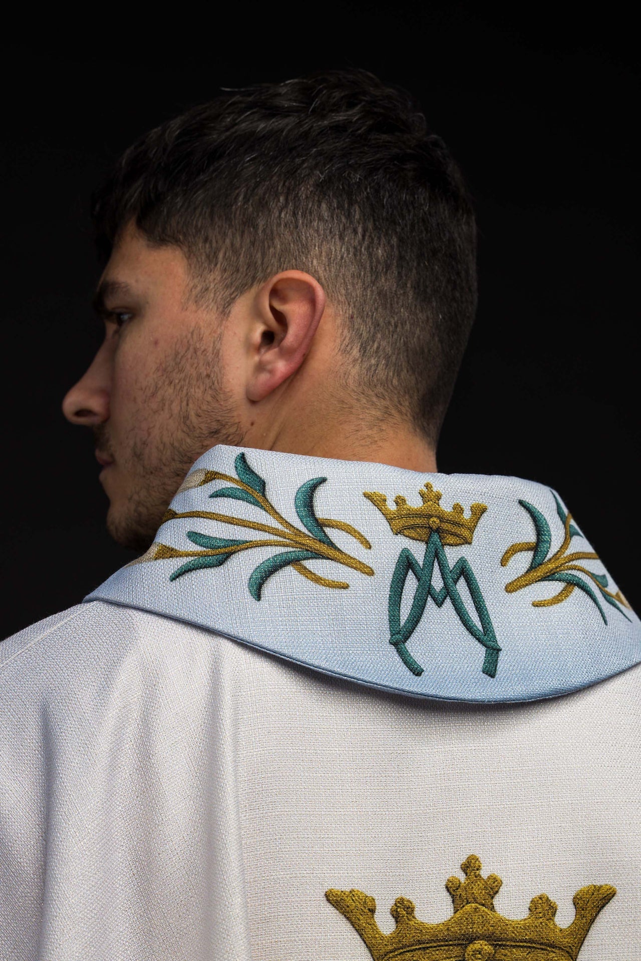 Casula mariana estampada com padrão de lírios e monograma azul-creme