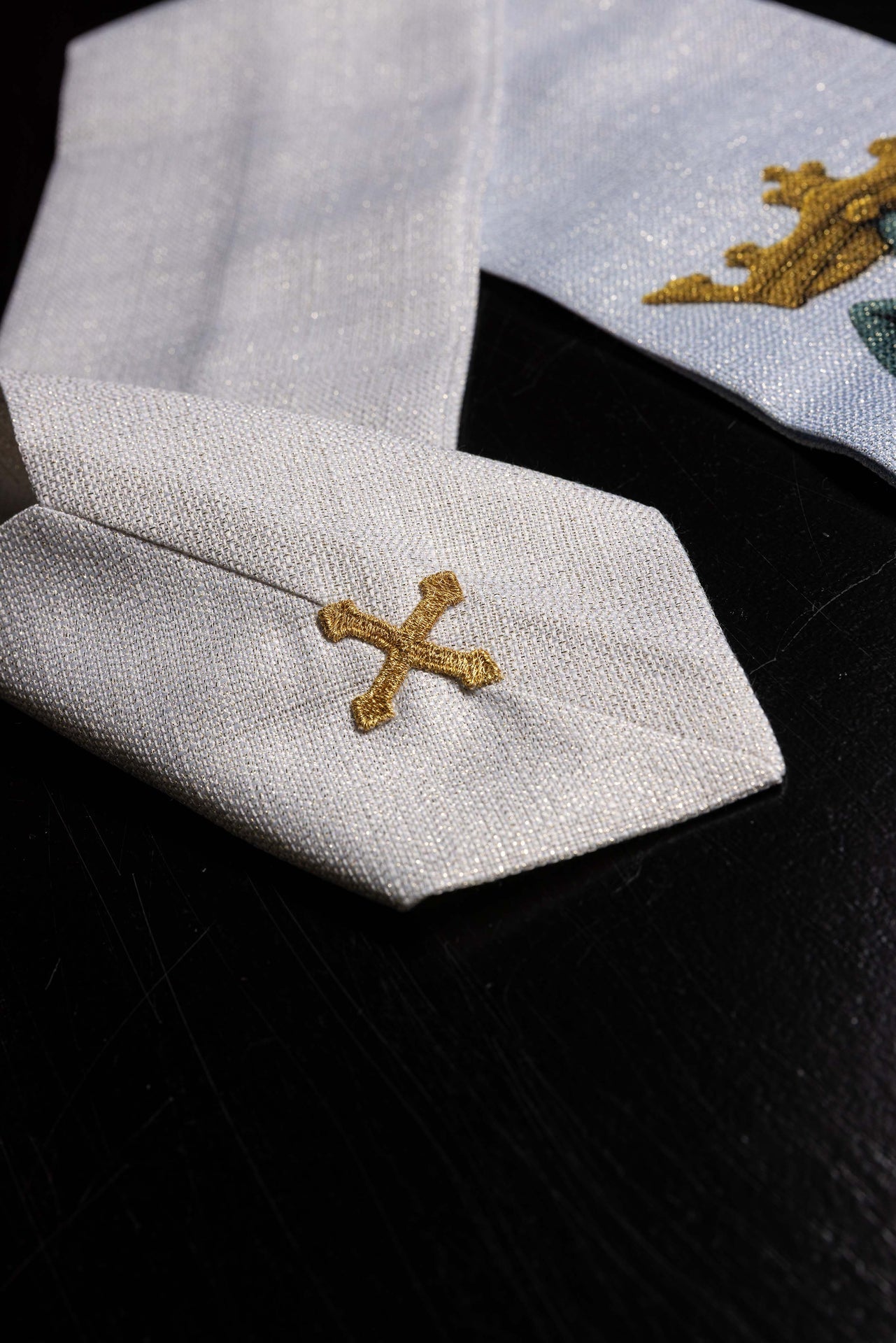 Casula mariana estampada com padrão de lírios e monograma azul-creme