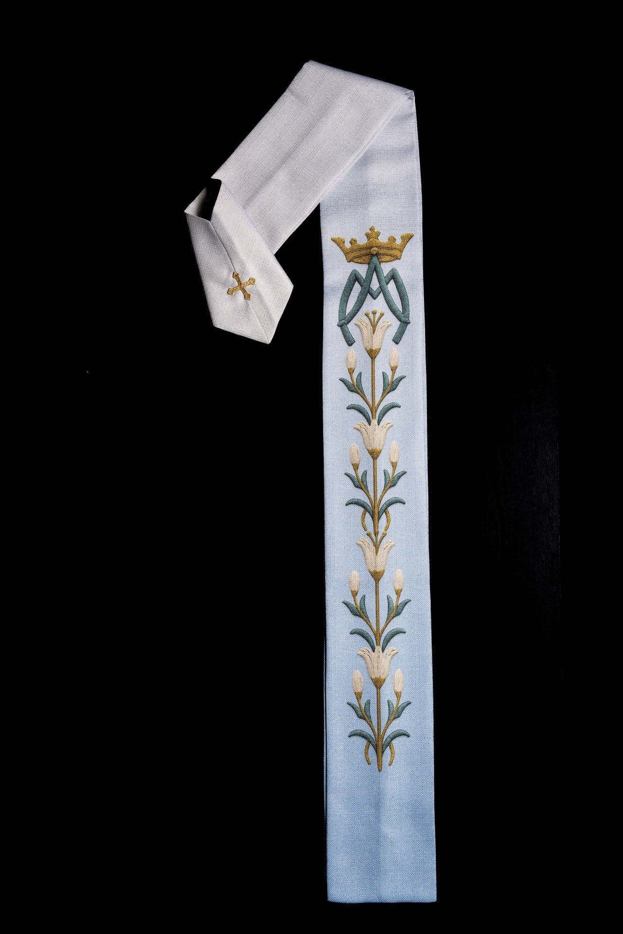 Casula mariana estampada com padrão de lírios e monograma azul-creme