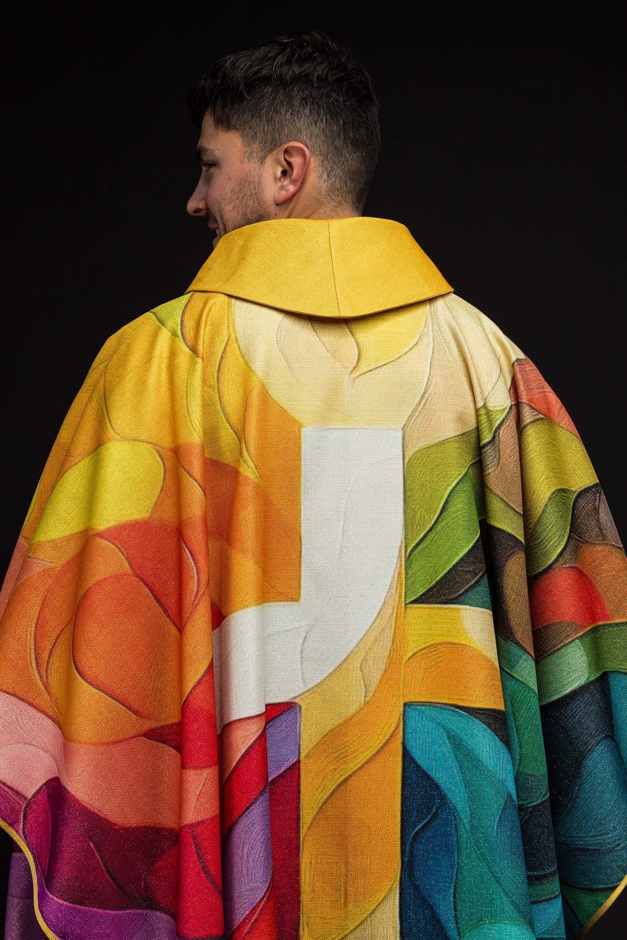 Casula estampada multicolorida com motivo de cruz