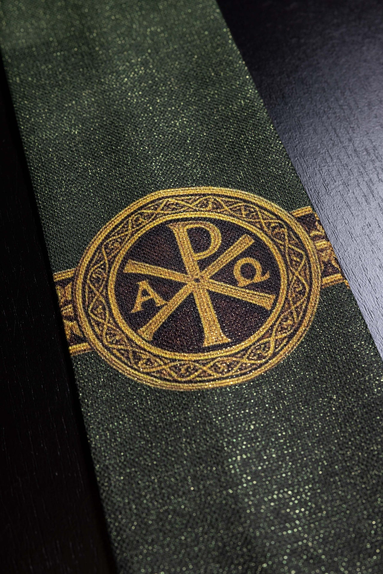 Casula estampada Pax verde com rica decoração dourada