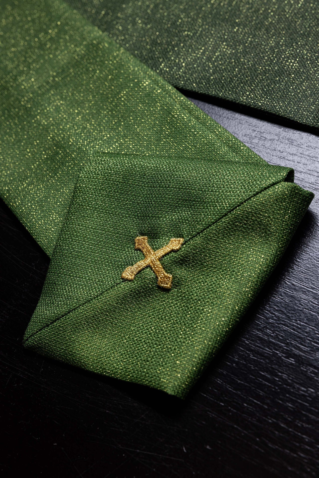 Casula estampada Pax verde com rica decoração dourada