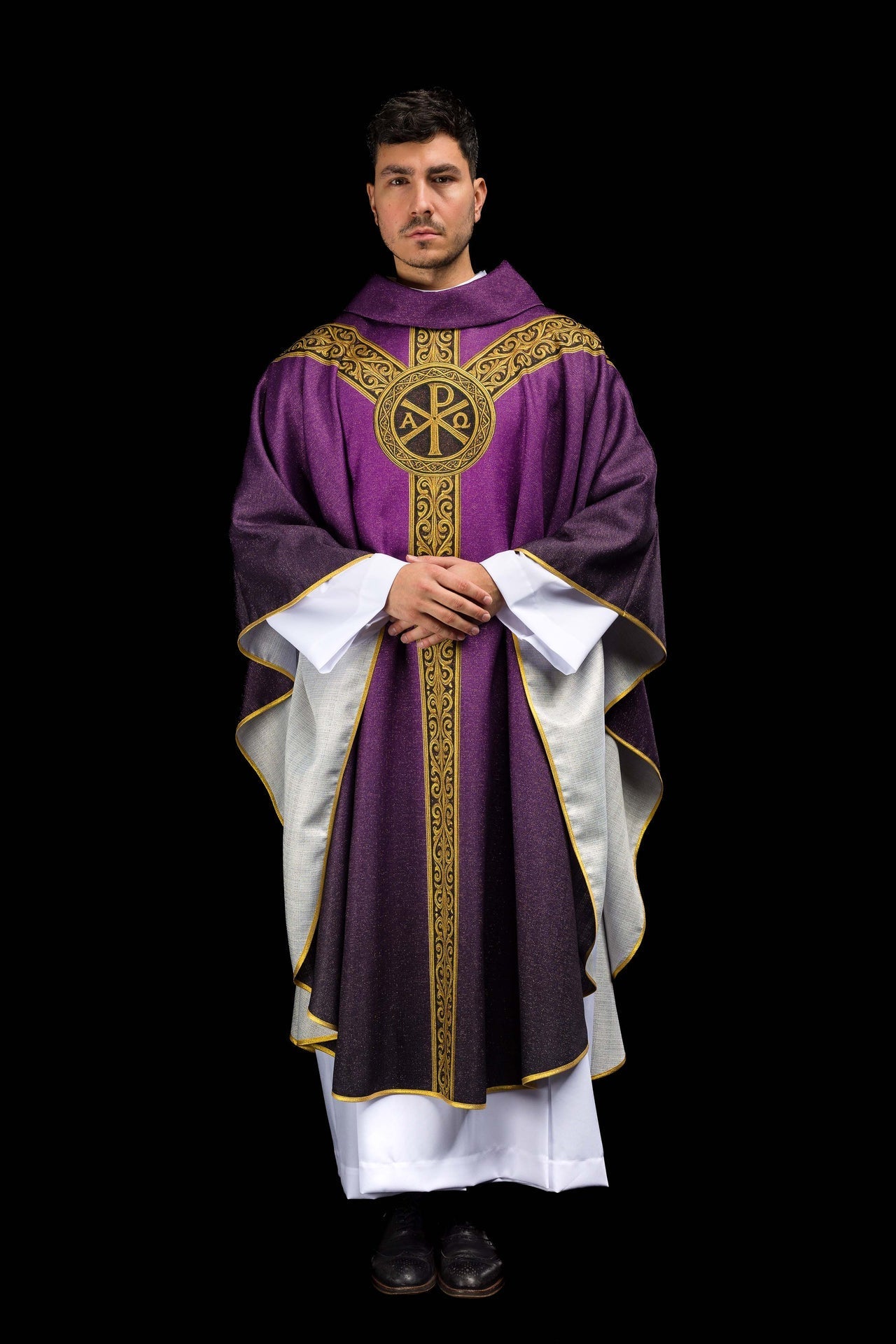 Casula estampada Pax roxa com rica decoração dourada - chasubles.com.br
