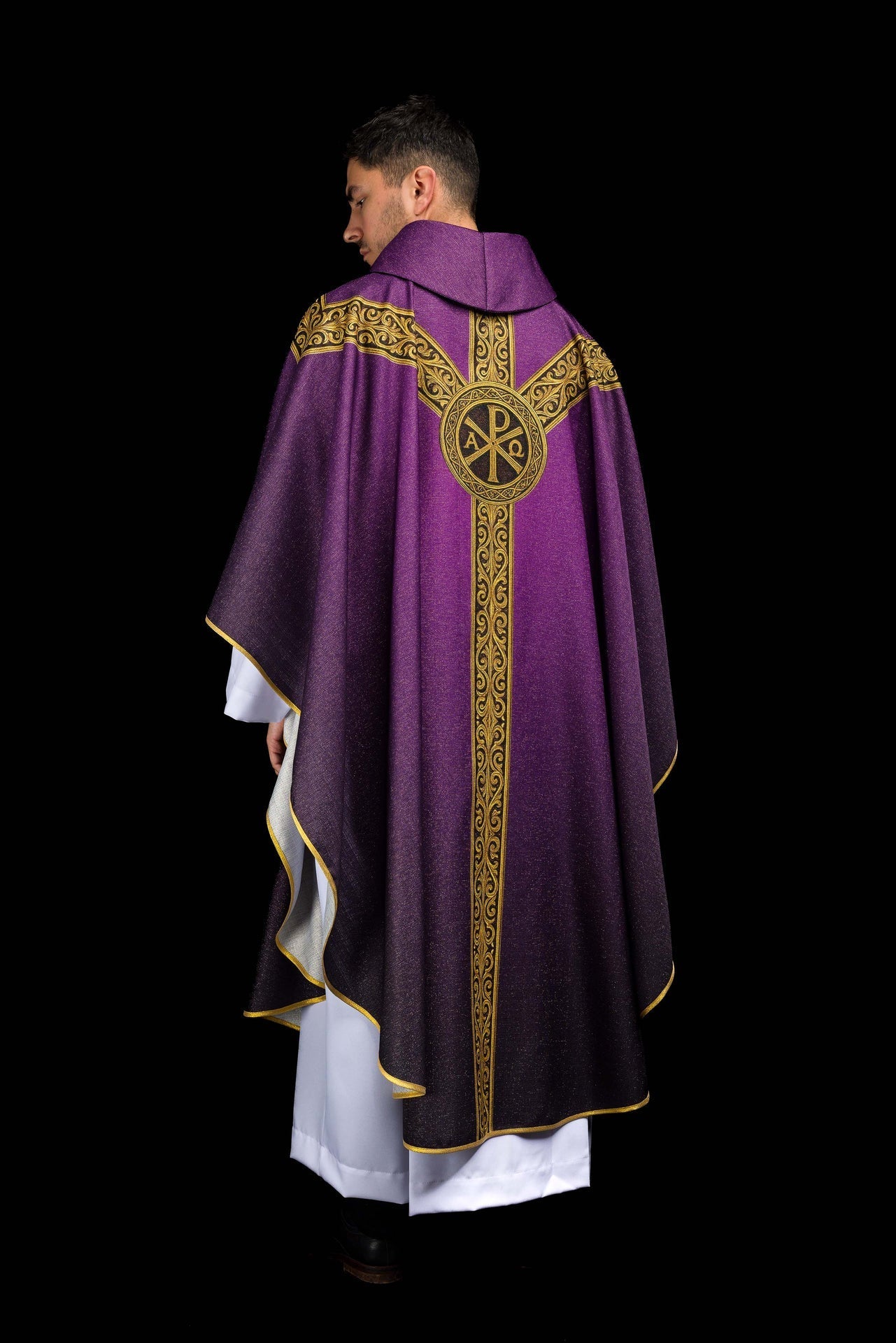 Casula estampada Pax roxa com rica decoração dourada - chasubles.com.br