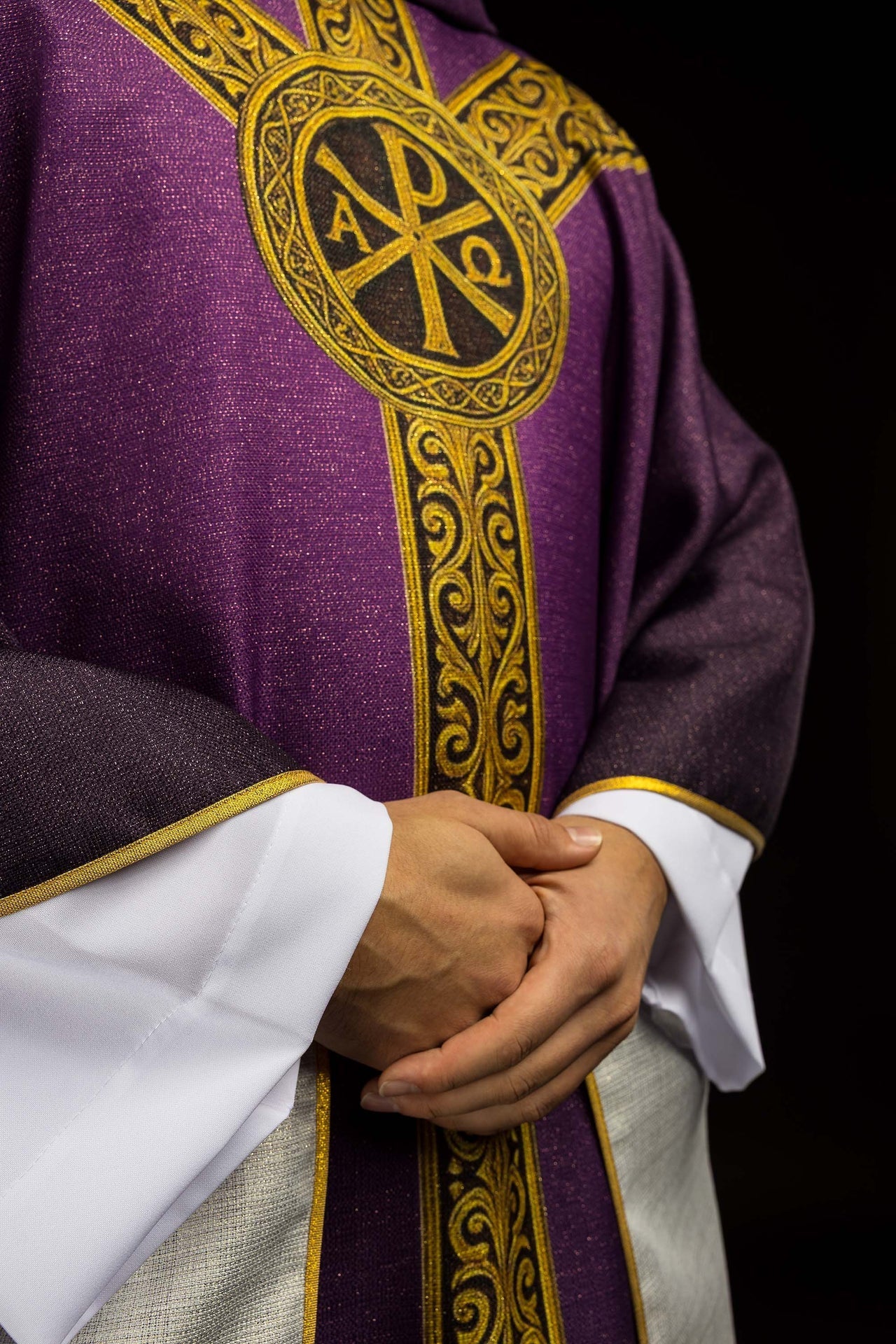 Casula estampada Pax roxa com rica decoração dourada - chasubles.com.br