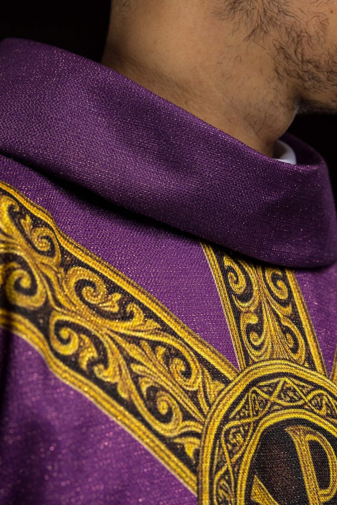 Casula estampada Pax roxa com rica decoração dourada - chasubles.com.br