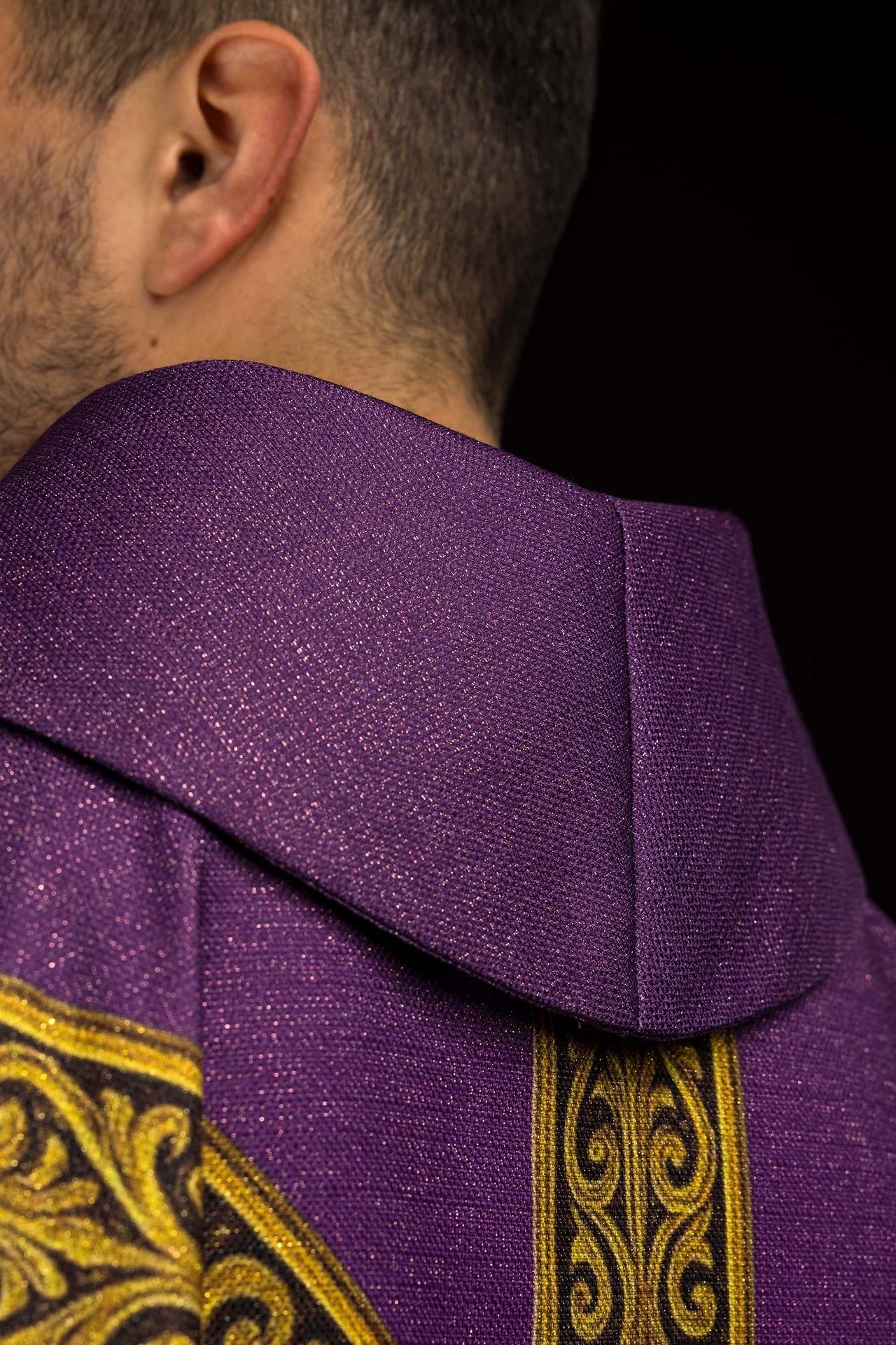 Casula estampada Pax roxa com rica decoração dourada - chasubles.com.br