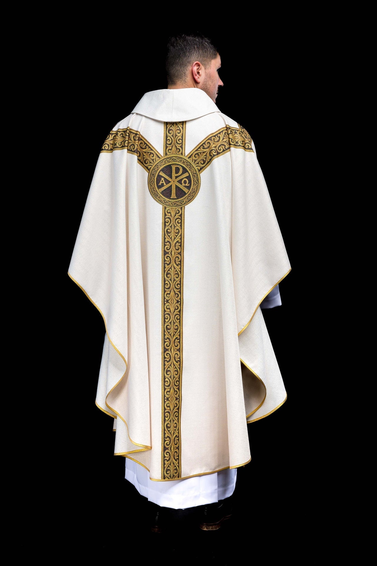Casula estampada Pax creme com rico ornamento dourado