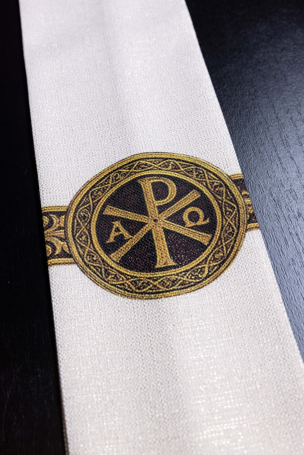 Casula estampada Pax creme com rico ornamento dourado