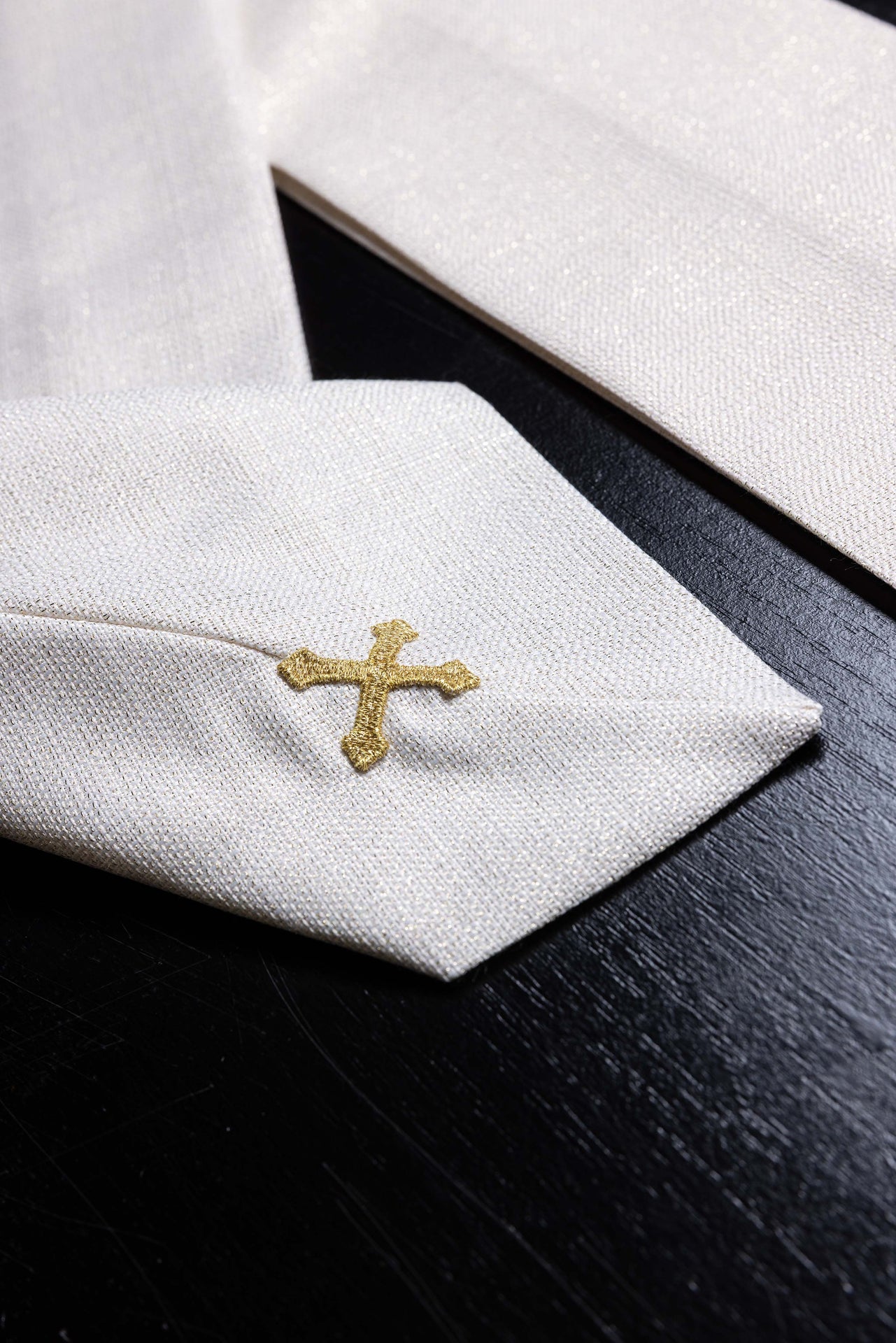 Casula estampada Pax creme com rico ornamento dourado