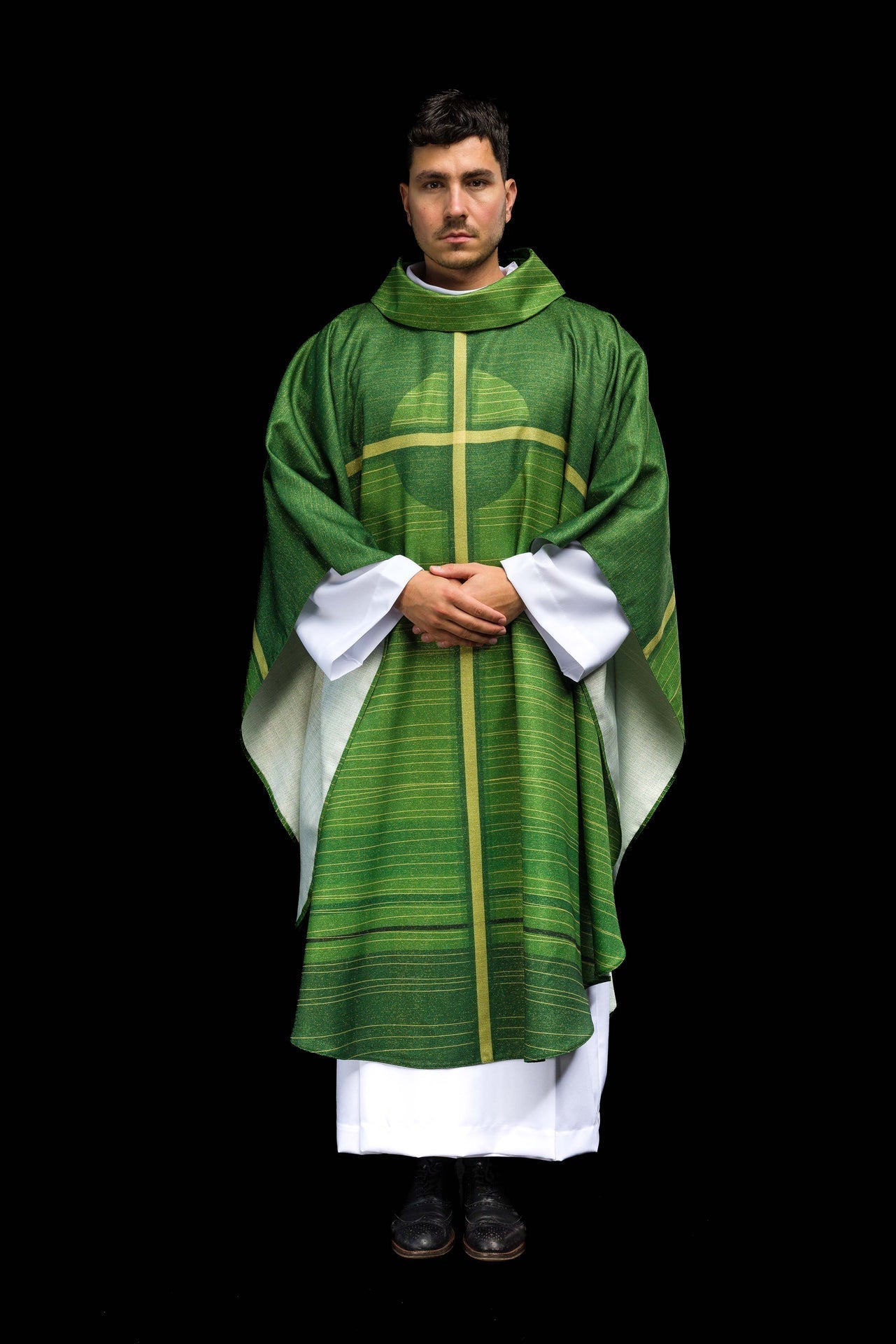 Casula estampada verde com motivo de cruz