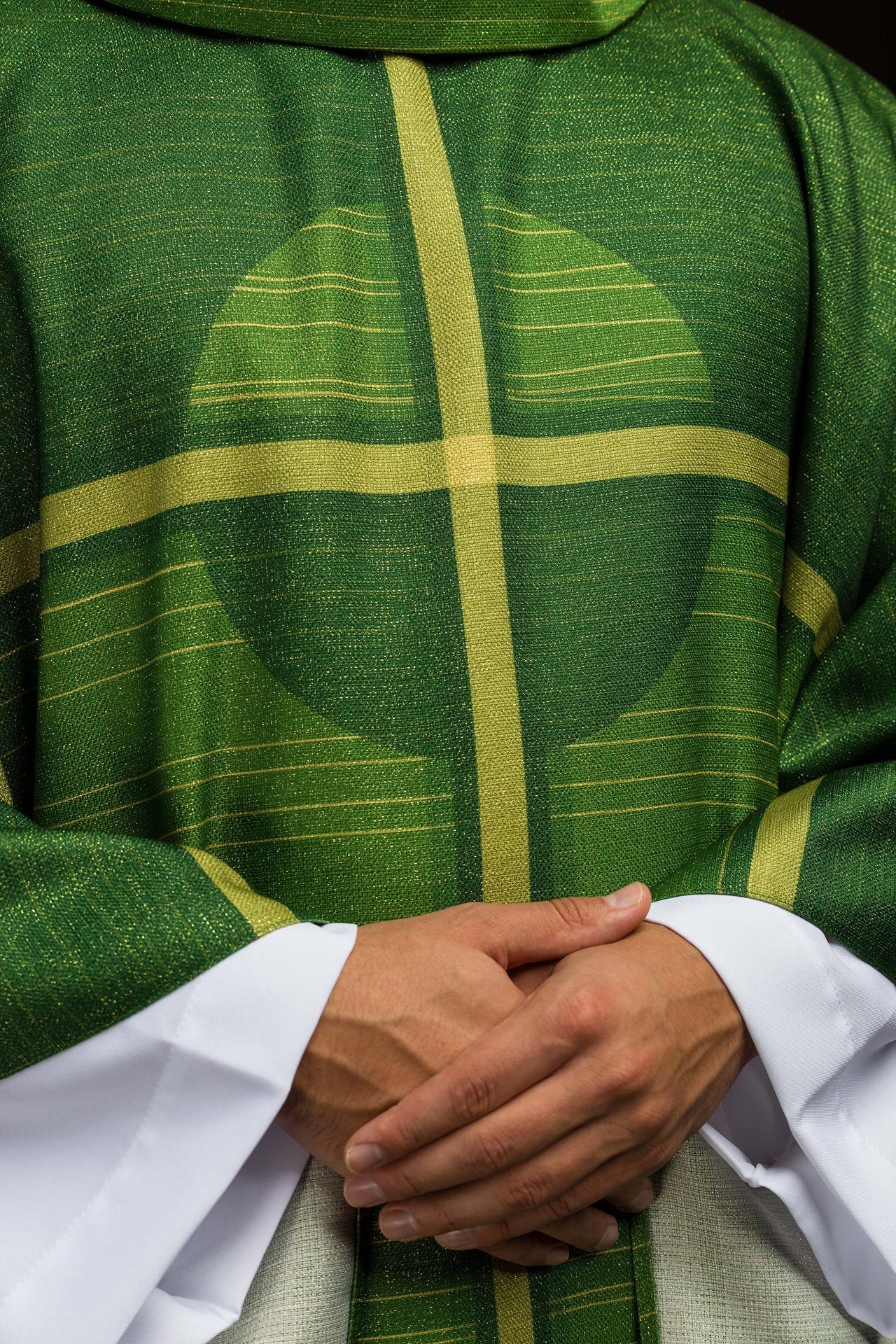 Casula estampada verde com motivo de cruz