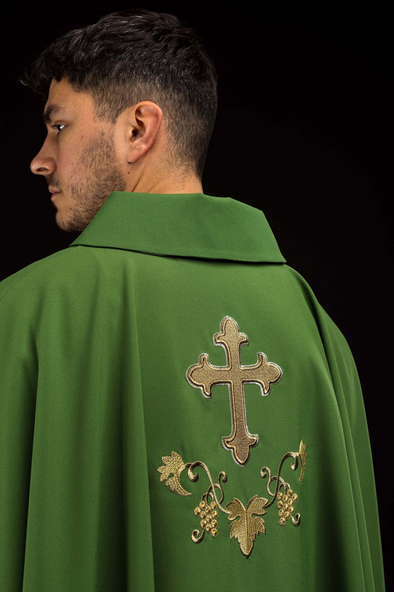 Casula verde bordada com cruz e gola larga