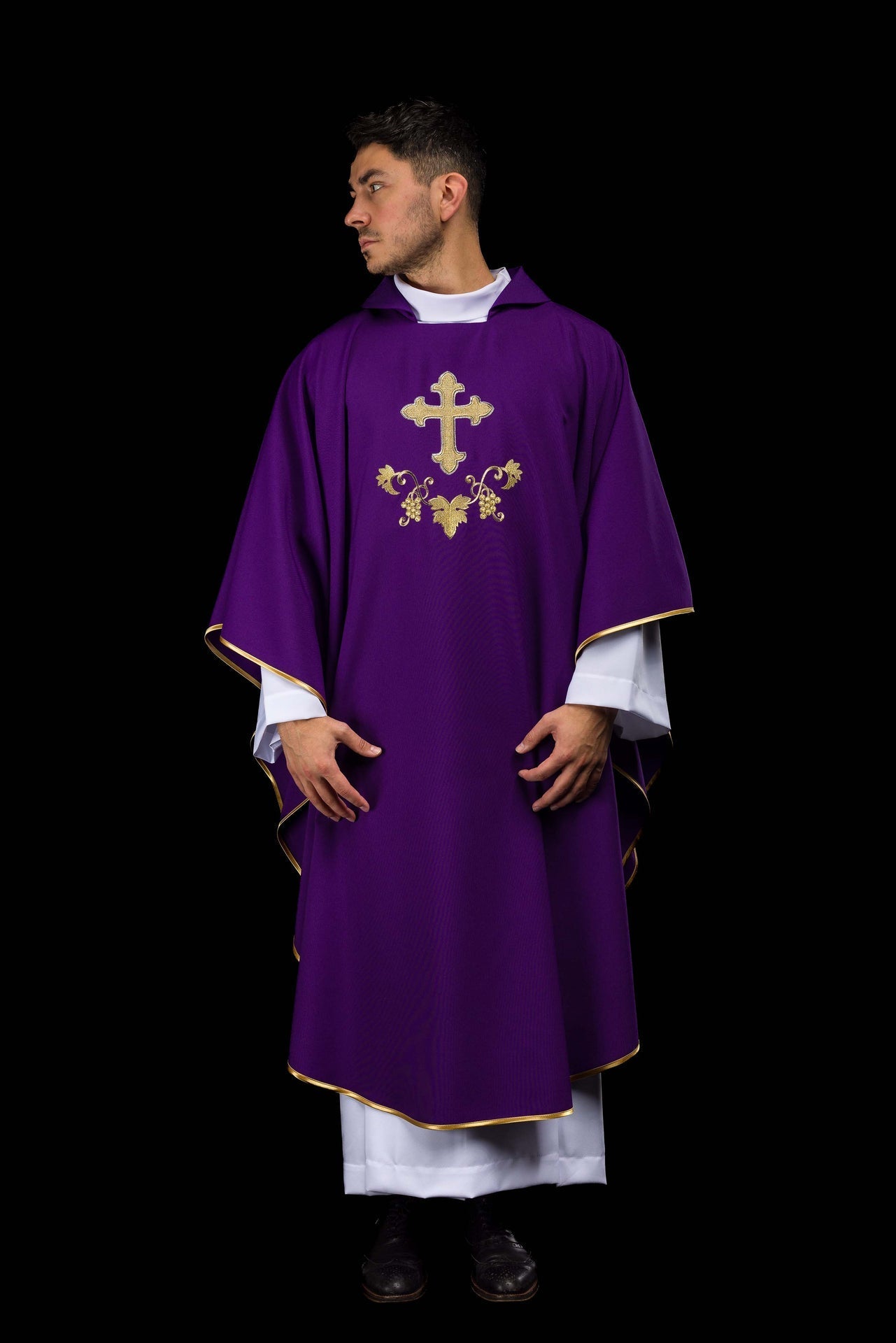 Casula bordada com símbolo de cruz e gola larga roxa - chasubles.com.br